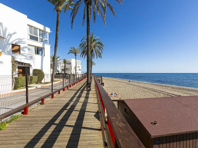 Exceptional apartment on the beachfront with spectacular sea views.
