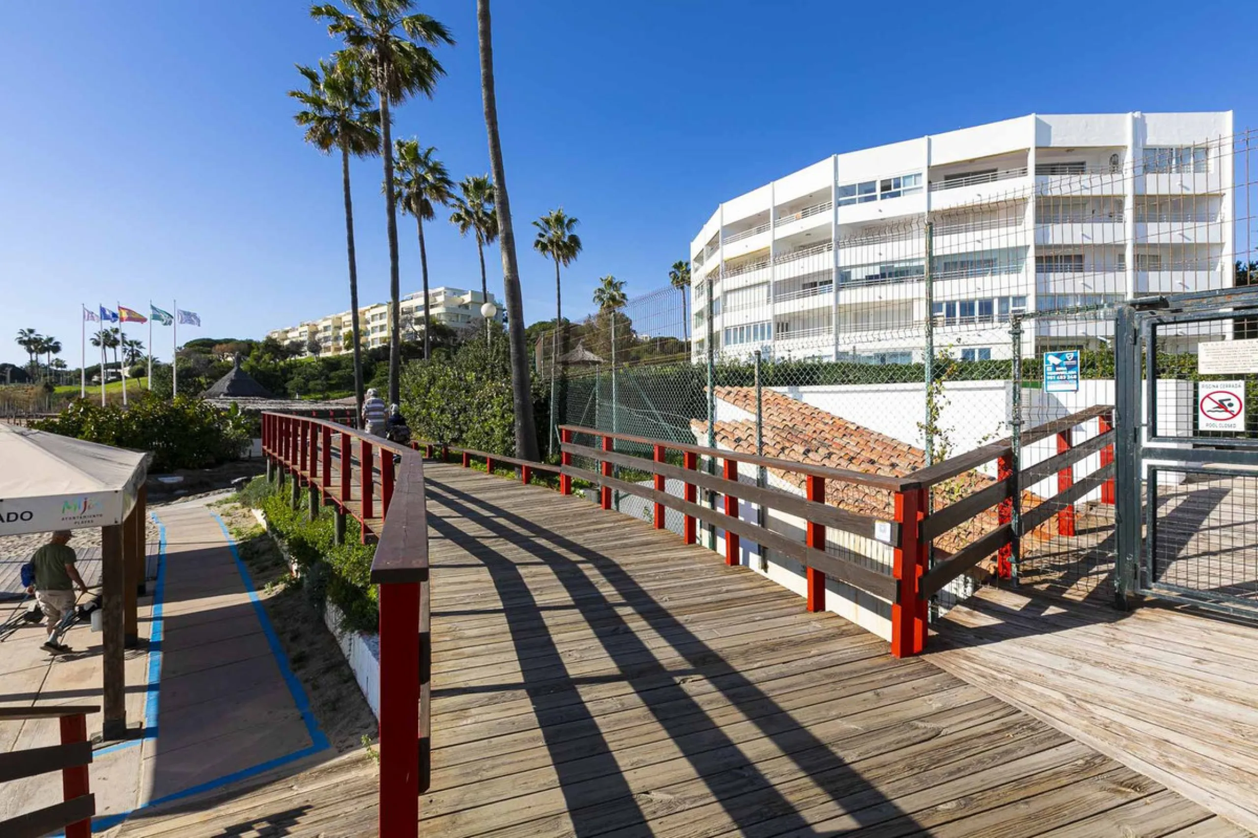 Exceptional apartment on the beachfront with spectacular sea views.