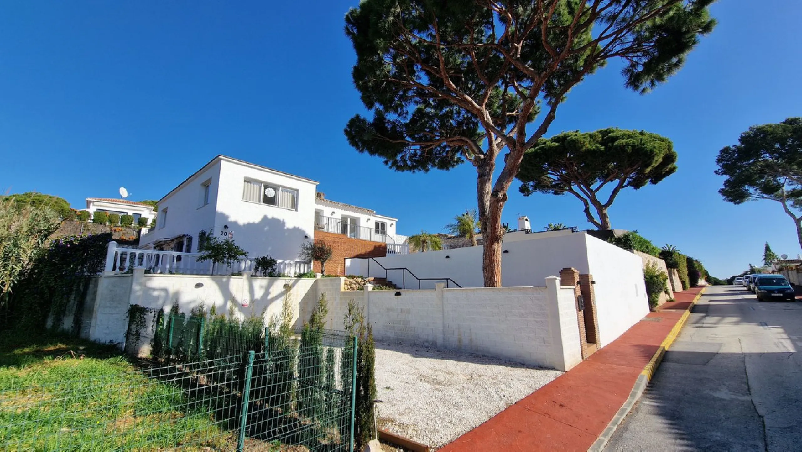 Villa within walking distance to the beach for sale in Calahonda, Mijas Costa. This villa was renovated (2023/2024) in most areas and a brand new terrace and pool area have been built. You find that the pool is heated, a barbecue area, an outside dining a
