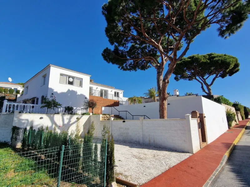 Villa within walking distance to the beach for sale in Calahonda, Mijas Costa. This villa was renovated (2023/2024) in most areas and a brand new terrace and pool area have been built. You find that the pool is heated, a barbecue area, an outside dining a