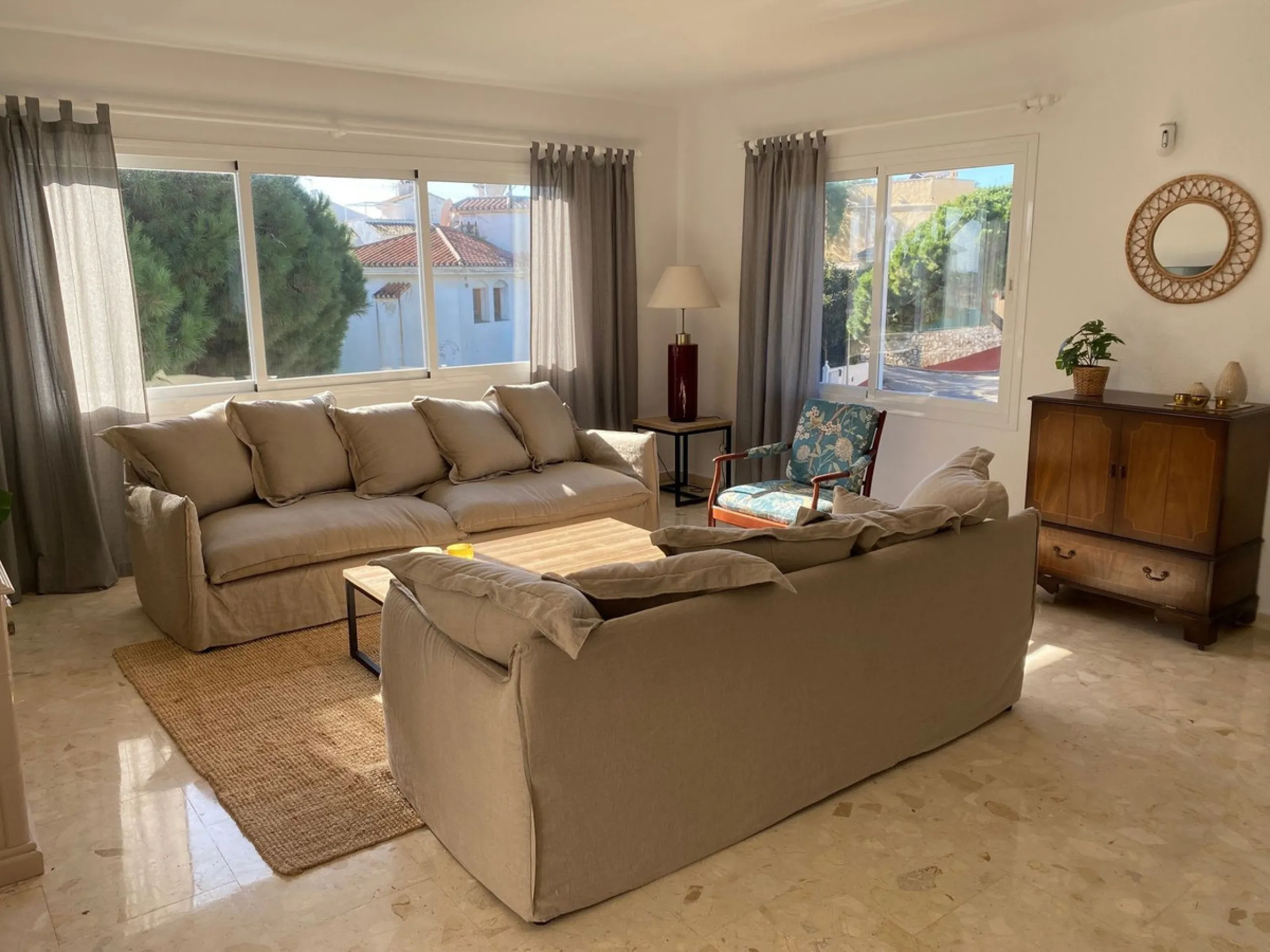 Villa within walking distance to the beach for sale in Calahonda, Mijas Costa. This villa was renovated (2023/2024) in most areas and a brand new terrace and pool area have been built. You find that the pool is heated, a barbecue area, an outside dining a