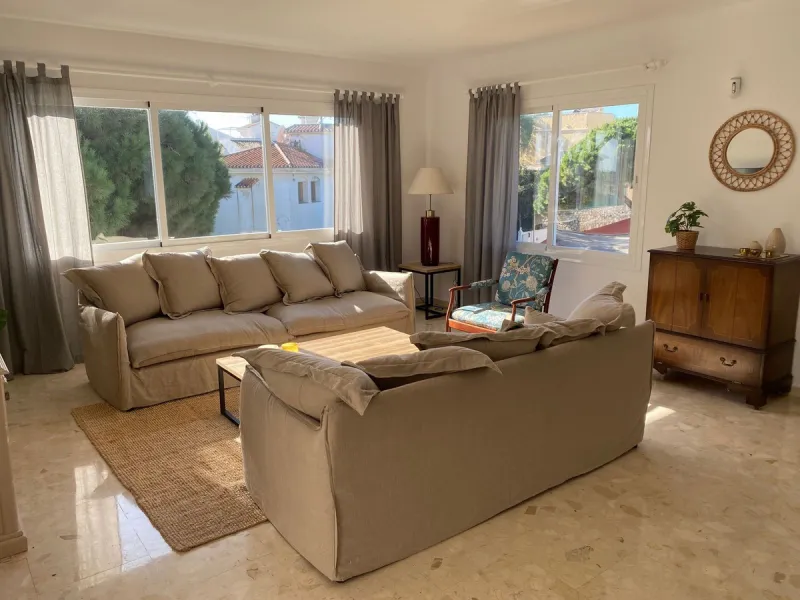 Villa within walking distance to the beach for sale in Calahonda, Mijas Costa. This villa was renovated (2023/2024) in most areas and a brand new terrace and pool area have been built. You find that the pool is heated, a barbecue area, an outside dining a