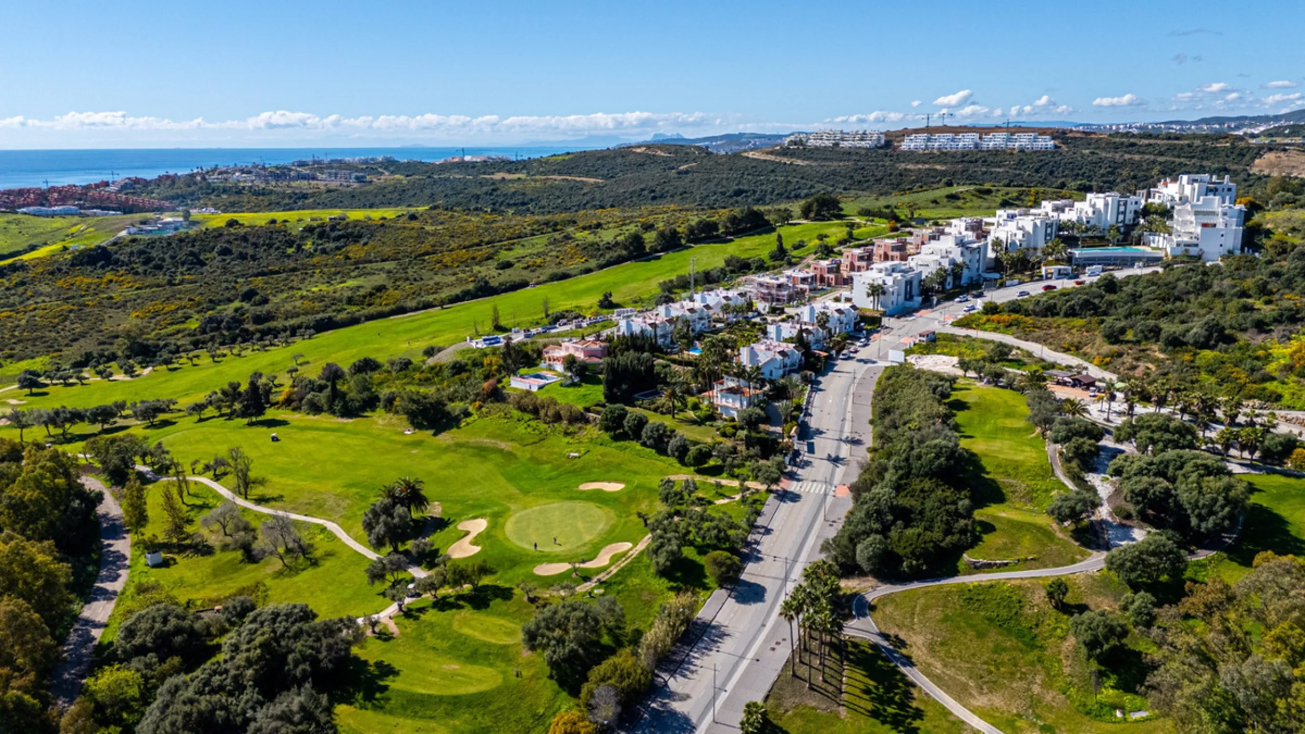 This stunning modern golf front apartment in Estepona with two bedrooms and two bathrooms. The property offers open views of the sea and mountains and is ready to move into. It sits in a well-kept urbanisation with a pool, gym and landscaped gardens. Furn