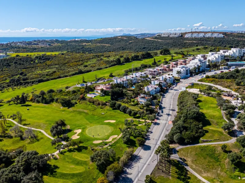 This stunning modern golf front apartment in Estepona with two bedrooms and two bathrooms. The property offers open views of the sea and mountains and is ready to move into. It sits in a well-kept urbanisation with a pool, gym and landscaped gardens. Furn