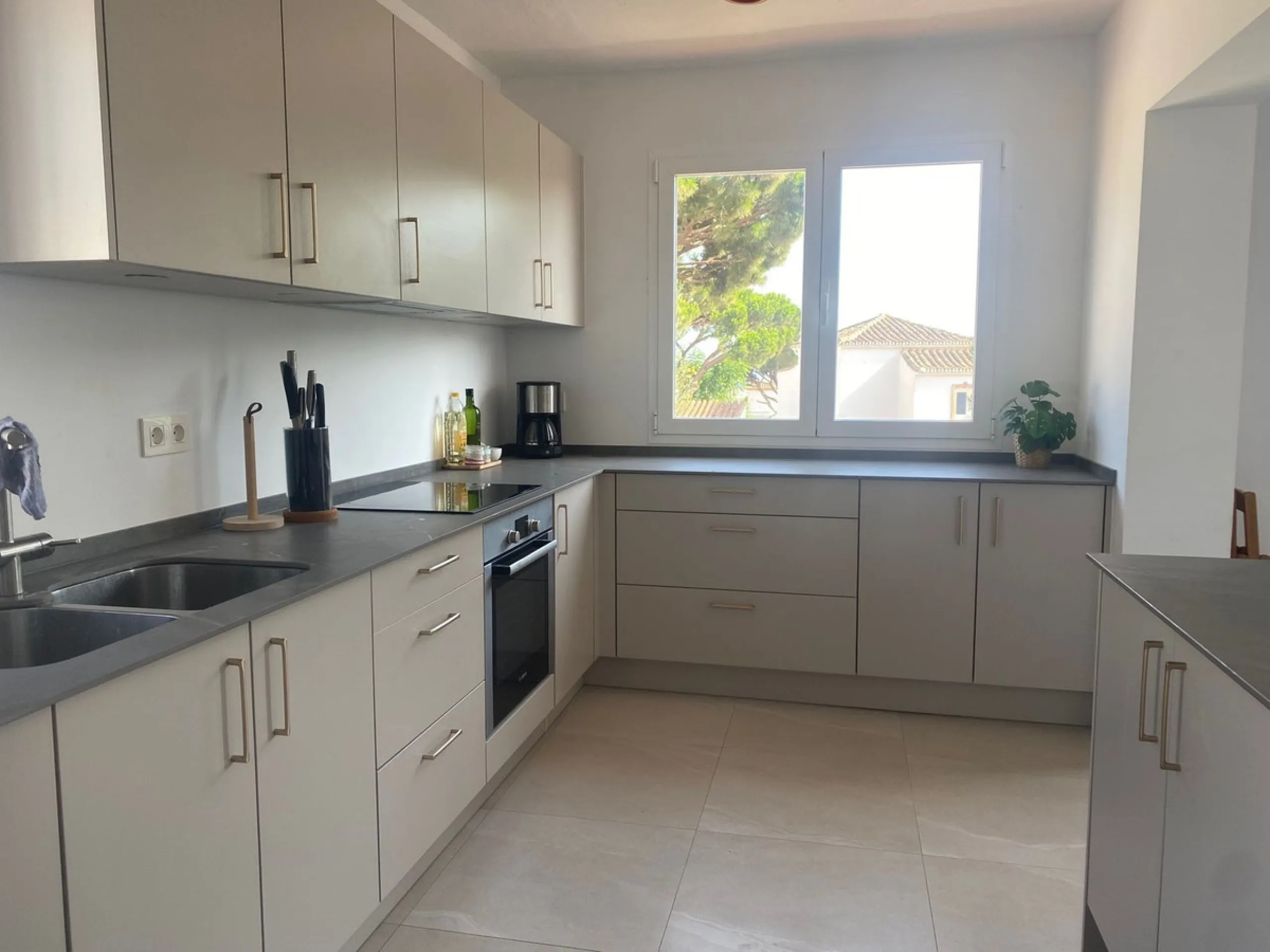 Villa within walking distance to the beach for sale in Calahonda, Mijas Costa. This villa was renovated (2023/2024) in most areas and a brand new terrace and pool area have been built. You find that the pool is heated, a barbecue area, an outside dining a