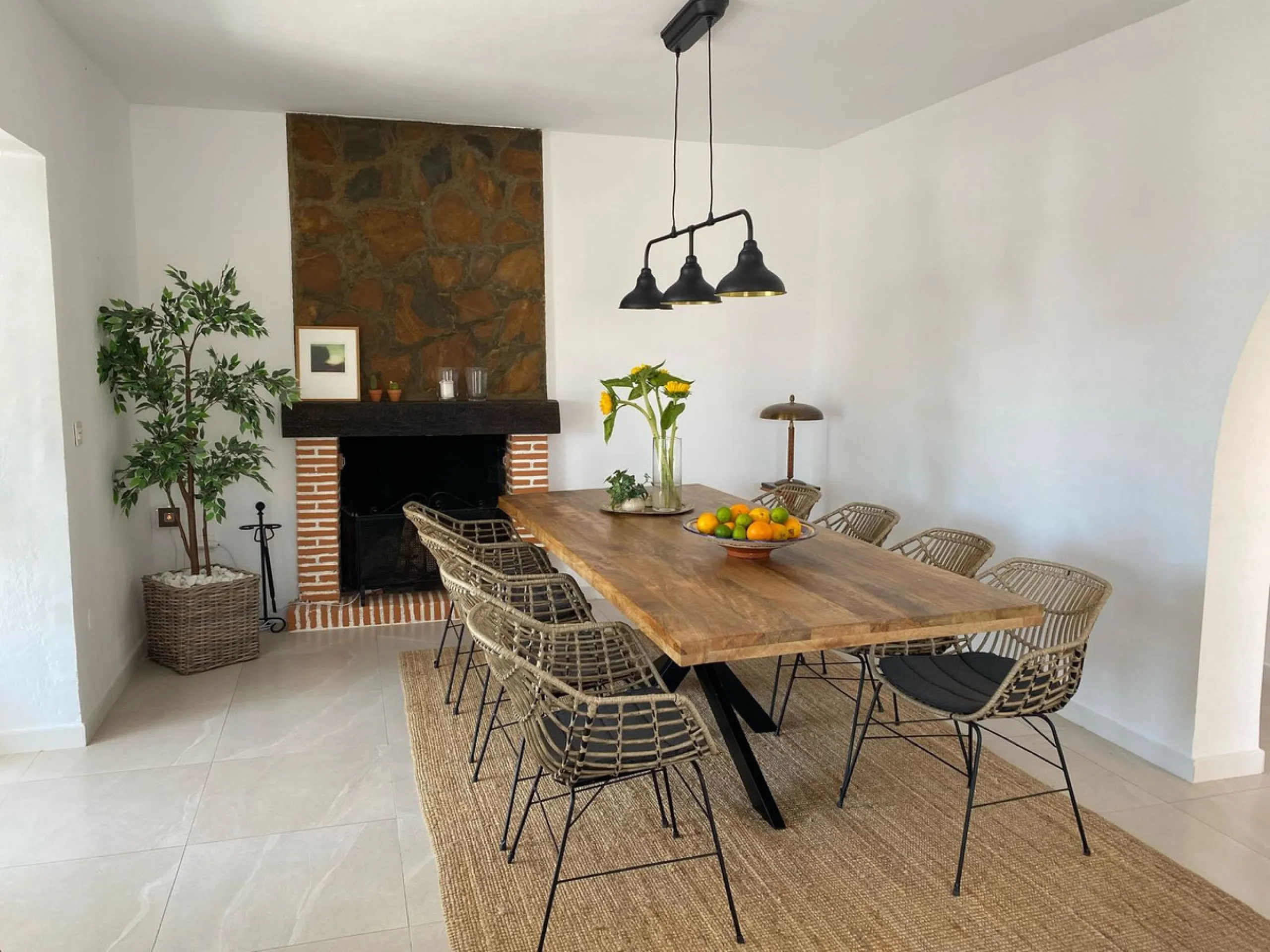 Villa within walking distance to the beach for sale in Calahonda, Mijas Costa. This villa was renovated (2023/2024) in most areas and a brand new terrace and pool area have been built. You find that the pool is heated, a barbecue area, an outside dining a