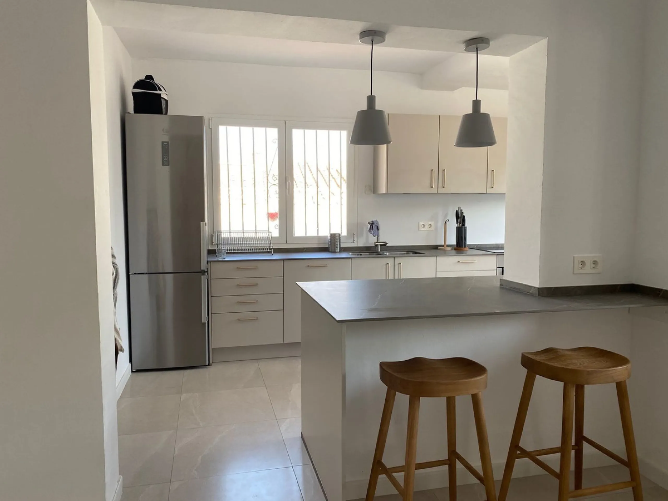 Villa within walking distance to the beach for sale in Calahonda, Mijas Costa. This villa was renovated (2023/2024) in most areas and a brand new terrace and pool area have been built. You find that the pool is heated, a barbecue area, an outside dining a