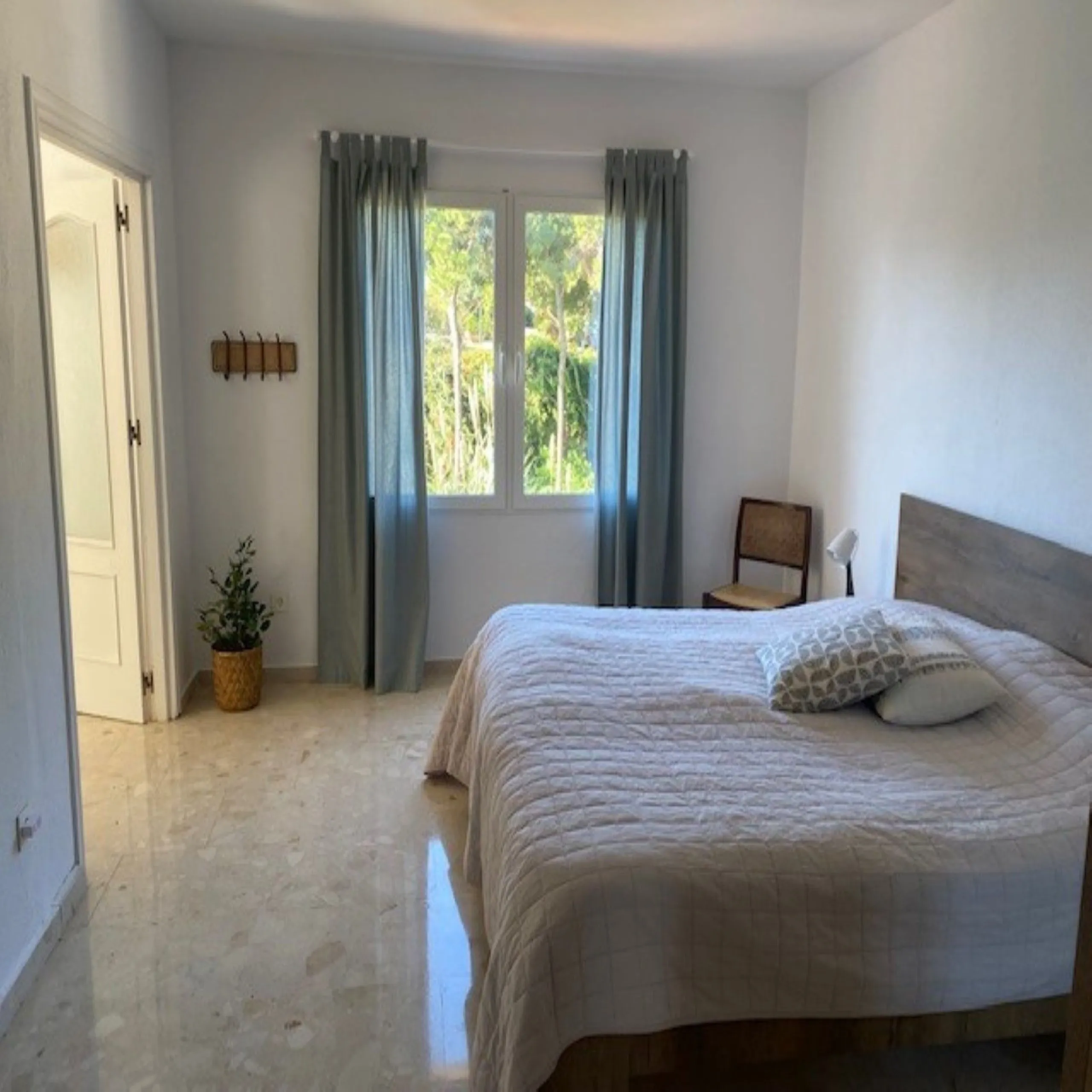 Villa within walking distance to the beach for sale in Calahonda, Mijas Costa. This villa was renovated (2023/2024) in most areas and a brand new terrace and pool area have been built. You find that the pool is heated, a barbecue area, an outside dining a