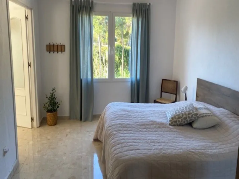 Villa within walking distance to the beach for sale in Calahonda, Mijas Costa. This villa was renovated (2023/2024) in most areas and a brand new terrace and pool area have been built. You find that the pool is heated, a barbecue area, an outside dining a