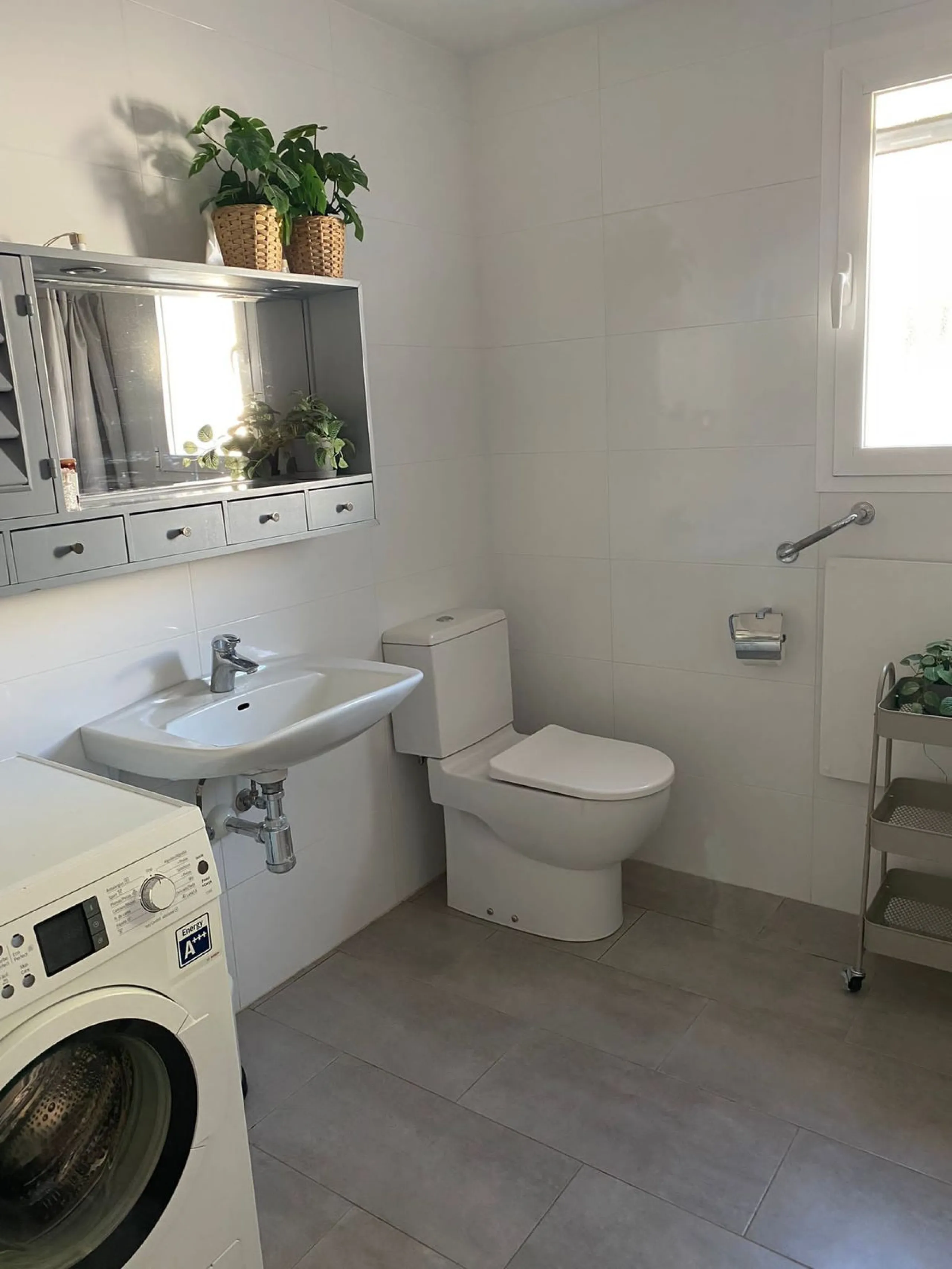 Villa within walking distance to the beach for sale in Calahonda, Mijas Costa. This villa was renovated (2023/2024) in most areas and a brand new terrace and pool area have been built. You find that the pool is heated, a barbecue area, an outside dining a