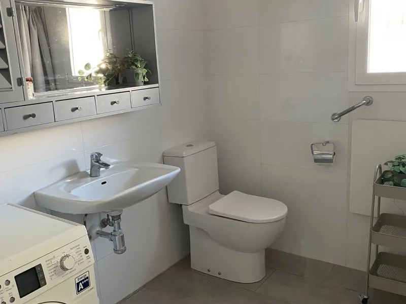 Villa within walking distance to the beach for sale in Calahonda, Mijas Costa. This villa was renovated (2023/2024) in most areas and a brand new terrace and pool area have been built. You find that the pool is heated, a barbecue area, an outside dining a