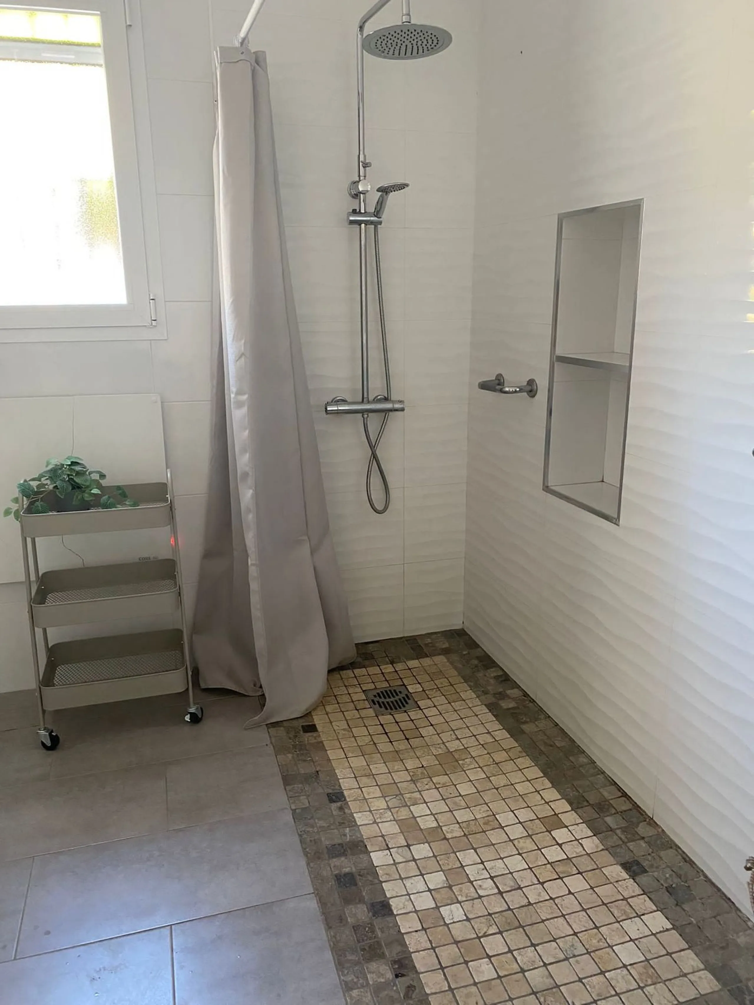 Villa within walking distance to the beach for sale in Calahonda, Mijas Costa. This villa was renovated (2023/2024) in most areas and a brand new terrace and pool area have been built. You find that the pool is heated, a barbecue area, an outside dining a
