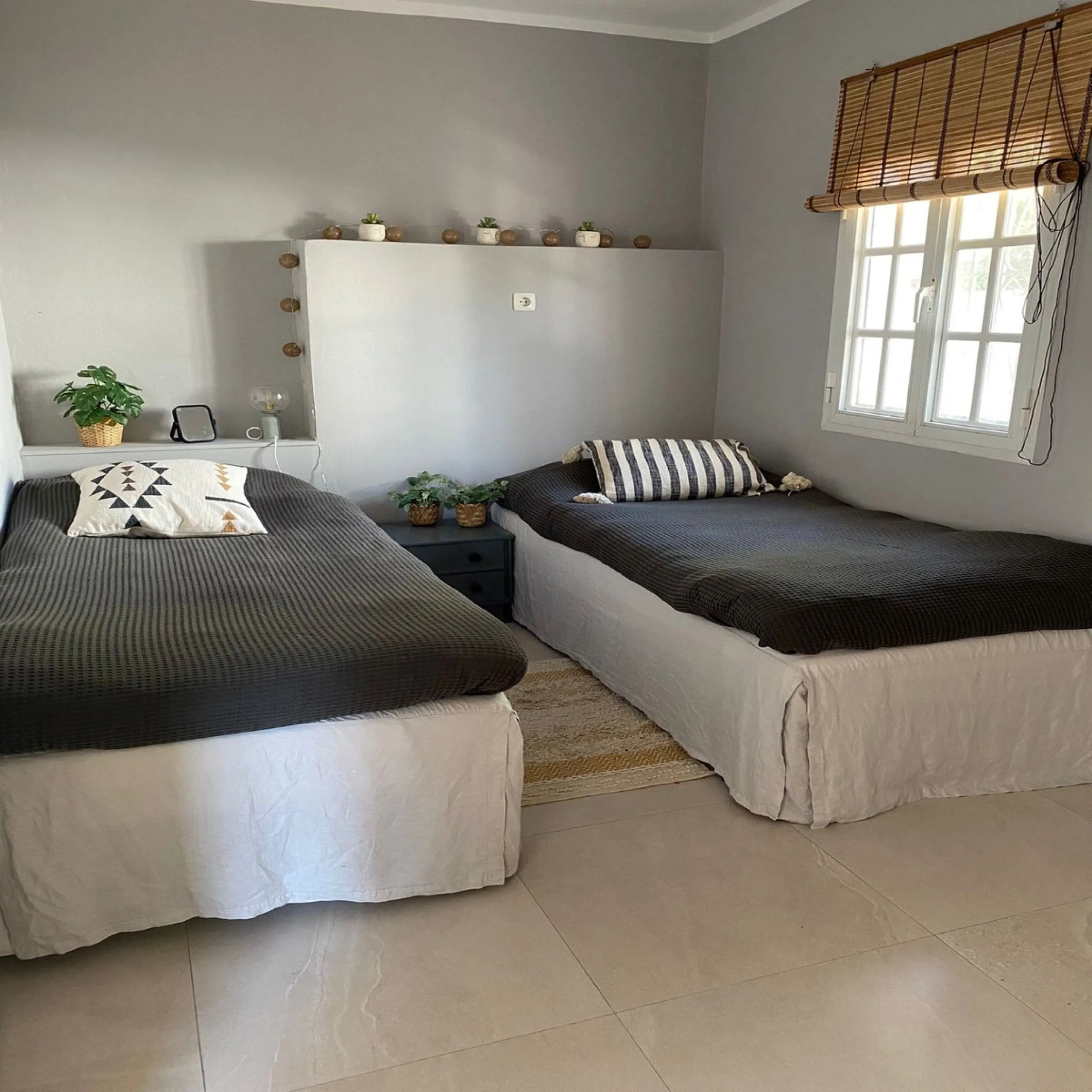 Villa within walking distance to the beach for sale in Calahonda, Mijas Costa. This villa was renovated (2023/2024) in most areas and a brand new terrace and pool area have been built. You find that the pool is heated, a barbecue area, an outside dining a