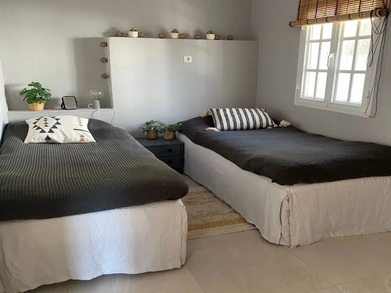 Villa within walking distance to the beach for sale in Calahonda, Mijas Costa. This villa was renovated (2023/2024) in most areas and a brand new terrace and pool area have been built. You find that the pool is heated, a barbecue area, an outside dining a