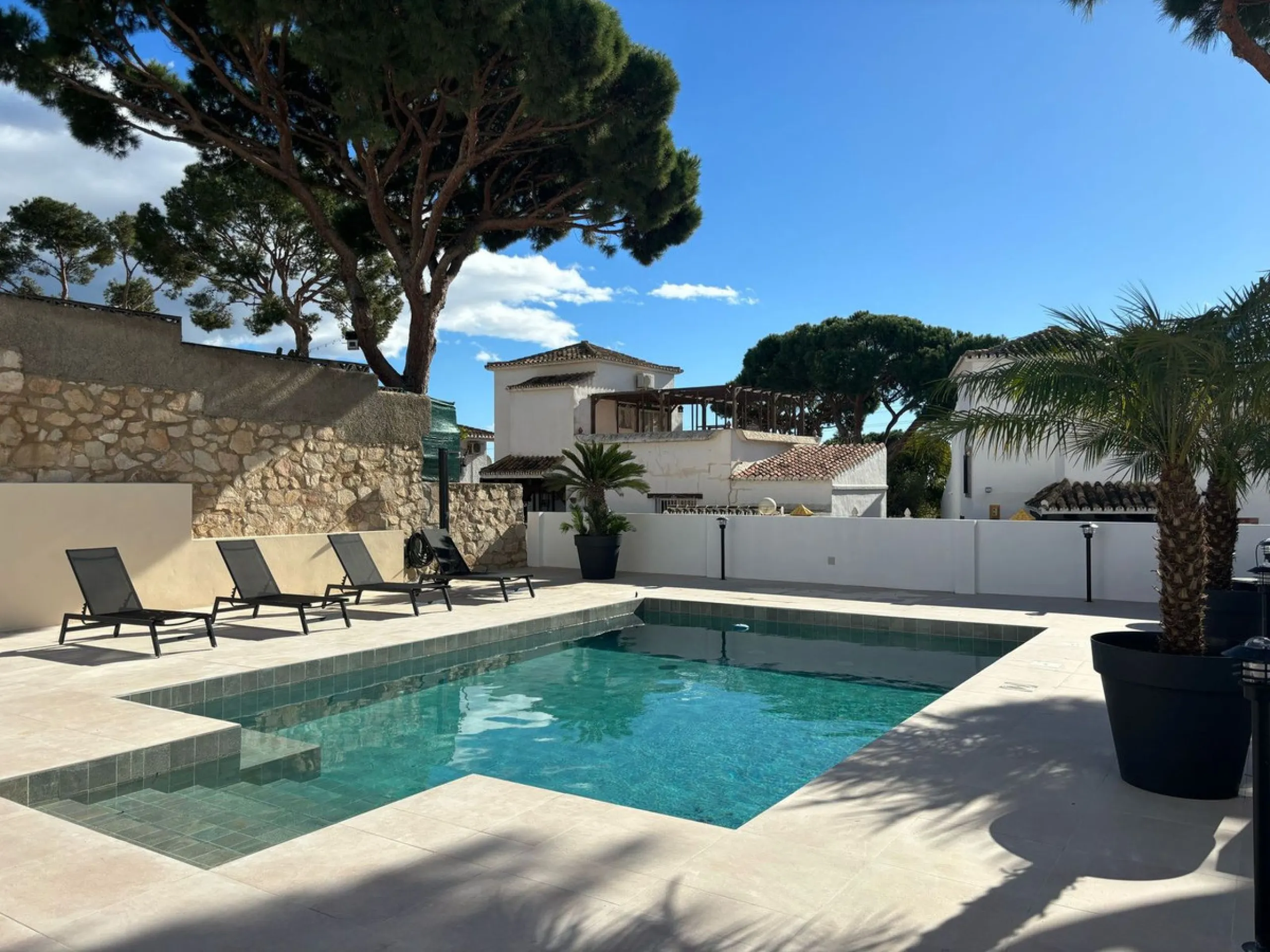 Villa within walking distance to the beach for sale in Calahonda, Mijas Costa. This villa was renovated (2023/2024) in most areas and a brand new terrace and pool area have been built. You find that the pool is heated, a barbecue area, an outside dining a