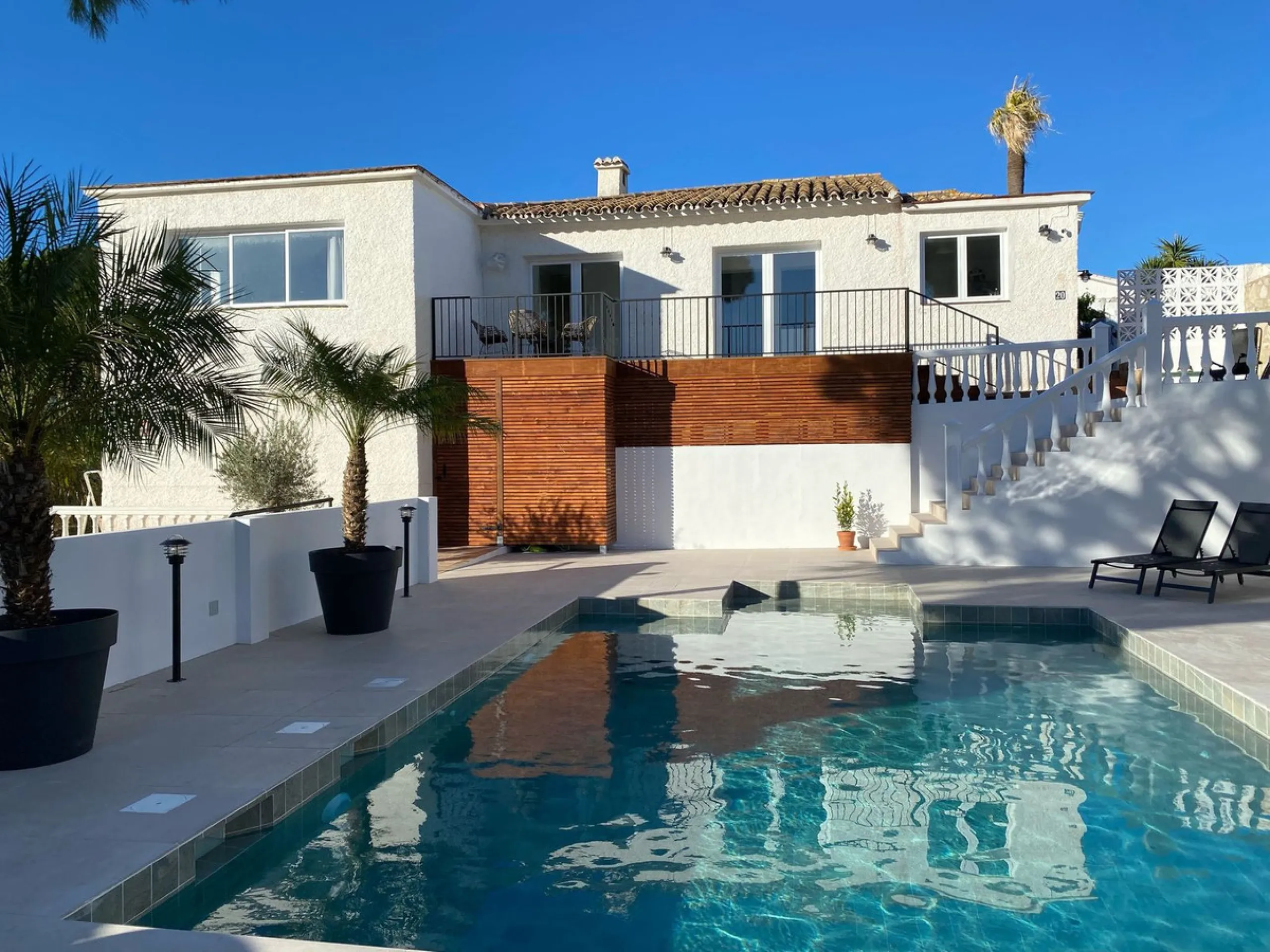 Villa within walking distance to the beach for sale in Calahonda, Mijas Costa. This villa was renovated (2023/2024) in most areas and a brand new terrace and pool area have been built. You find that the pool is heated, a barbecue area, an outside dining a