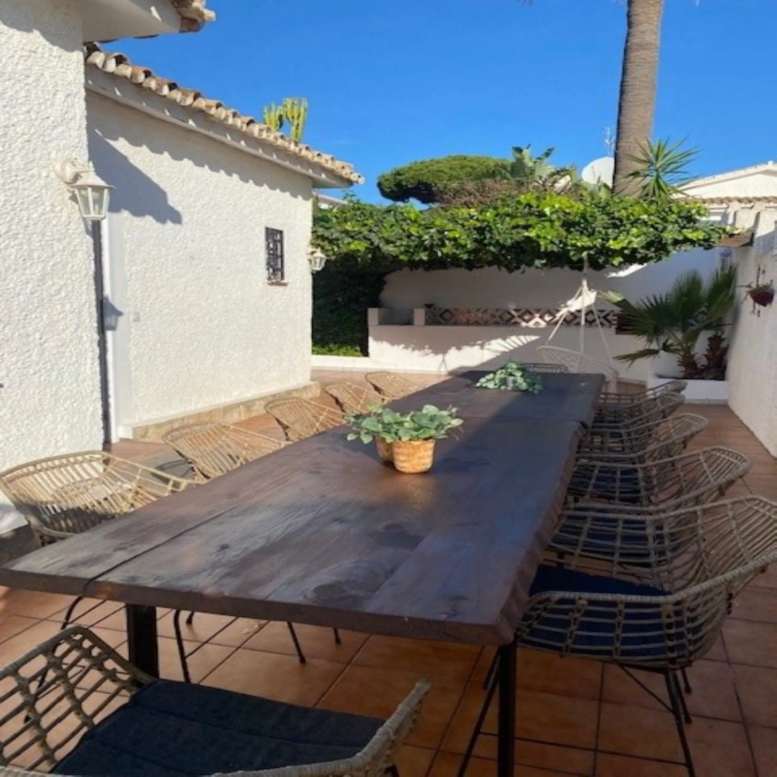 Villa within walking distance to the beach for sale in Calahonda, Mijas Costa. This villa was renovated (2023/2024) in most areas and a brand new terrace and pool area have been built. You find that the pool is heated, a barbecue area, an outside dining a