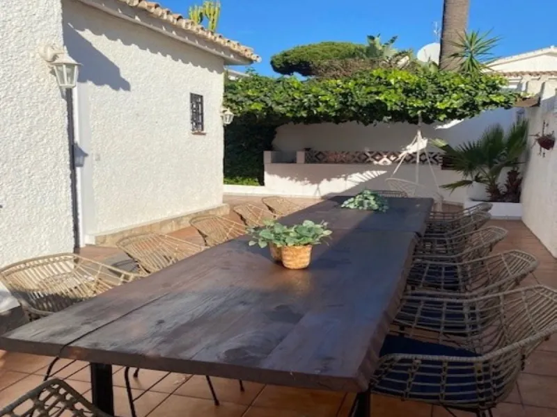 Villa within walking distance to the beach for sale in Calahonda, Mijas Costa. This villa was renovated (2023/2024) in most areas and a brand new terrace and pool area have been built. You find that the pool is heated, a barbecue area, an outside dining a