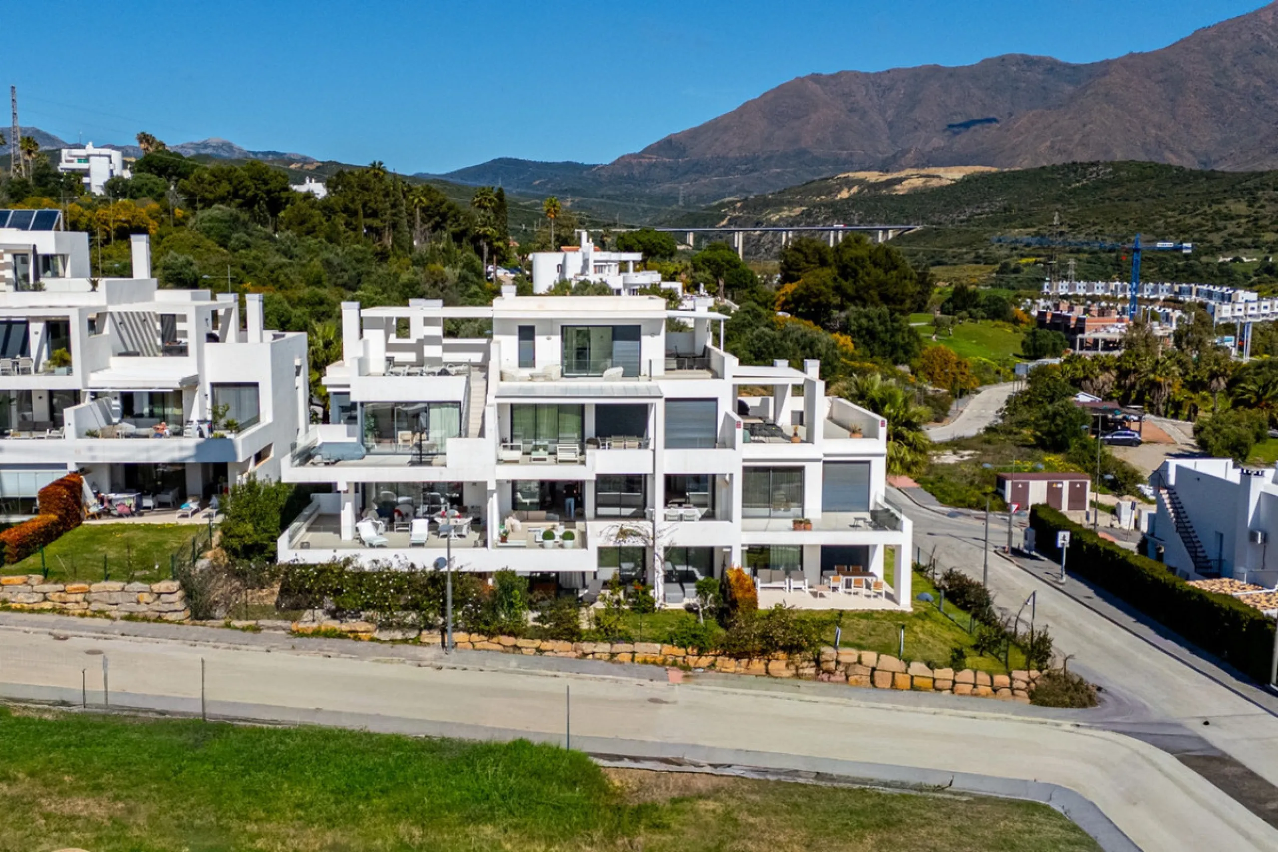 This stunning modern golf front apartment in Estepona with two bedrooms and two bathrooms. The property offers open views of the sea and mountains and is ready to move into. It sits in a well-kept urbanisation with a pool, gym and landscaped gardens. Furn