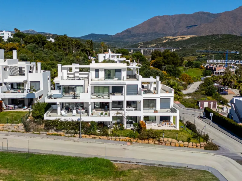 This stunning modern golf front apartment in Estepona with two bedrooms and two bathrooms. The property offers open views of the sea and mountains and is ready to move into. It sits in a well-kept urbanisation with a pool, gym and landscaped gardens. Furn