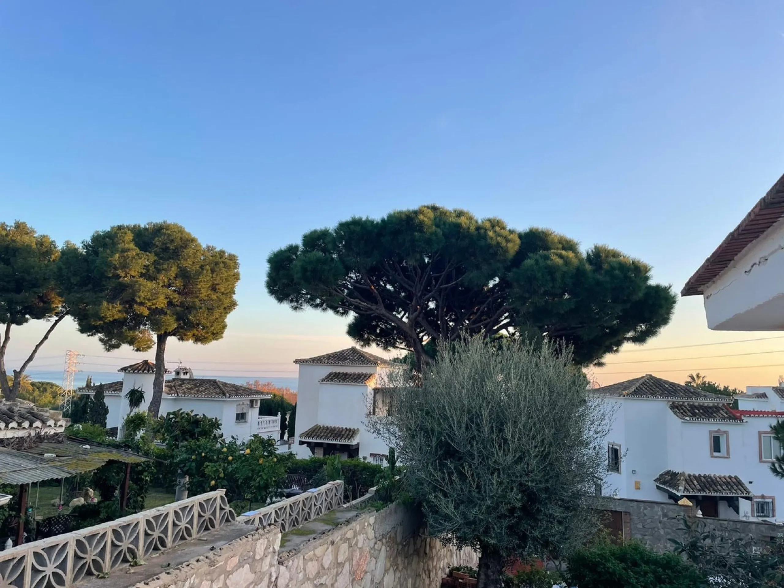 Villa within walking distance to the beach for sale in Calahonda, Mijas Costa. This villa was renovated (2023/2024) in most areas and a brand new terrace and pool area have been built. You find that the pool is heated, a barbecue area, an outside dining a