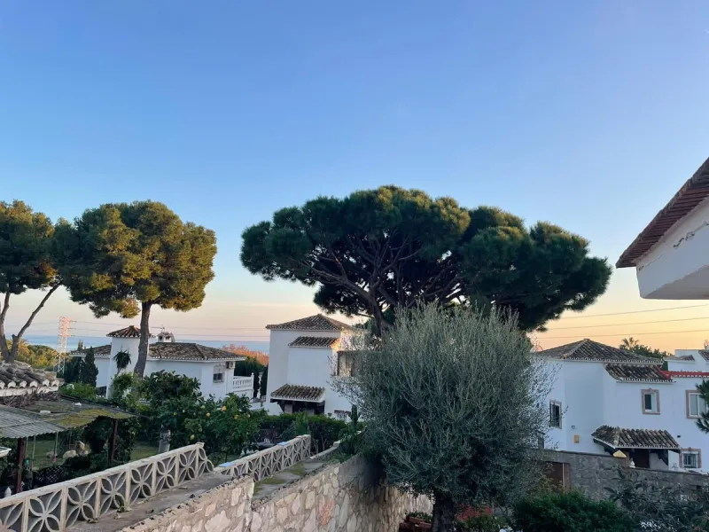 Villa within walking distance to the beach for sale in Calahonda, Mijas Costa. This villa was renovated (2023/2024) in most areas and a brand new terrace and pool area have been built. You find that the pool is heated, a barbecue area, an outside dining a