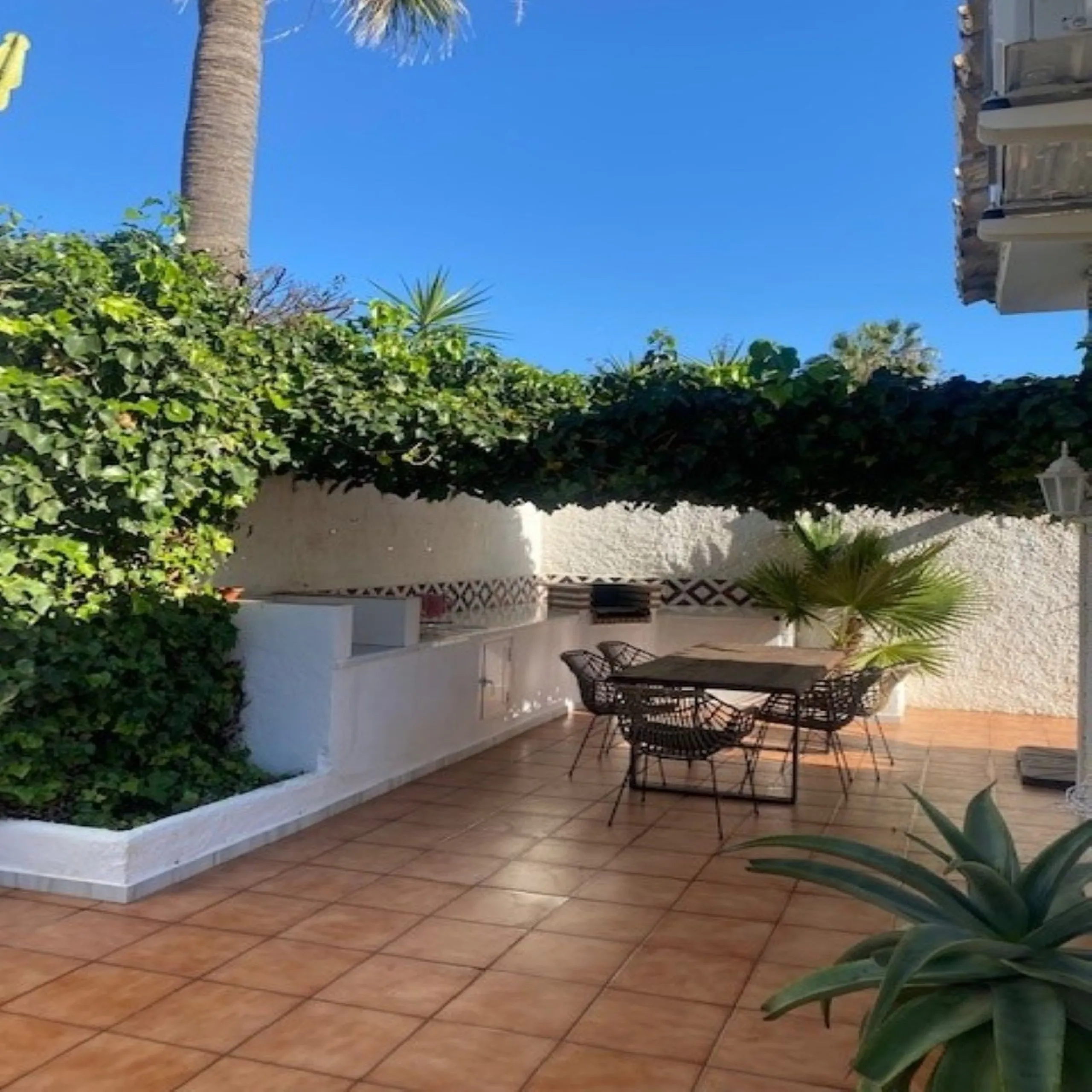 Villa within walking distance to the beach for sale in Calahonda, Mijas Costa. This villa was renovated (2023/2024) in most areas and a brand new terrace and pool area have been built. You find that the pool is heated, a barbecue area, an outside dining a