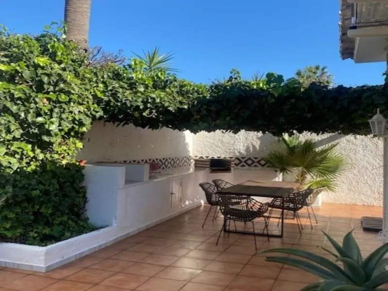 Villa within walking distance to the beach for sale in Calahonda, Mijas Costa. This villa was renovated (2023/2024) in most areas and a brand new terrace and pool area have been built. You find that the pool is heated, a barbecue area, an outside dining a