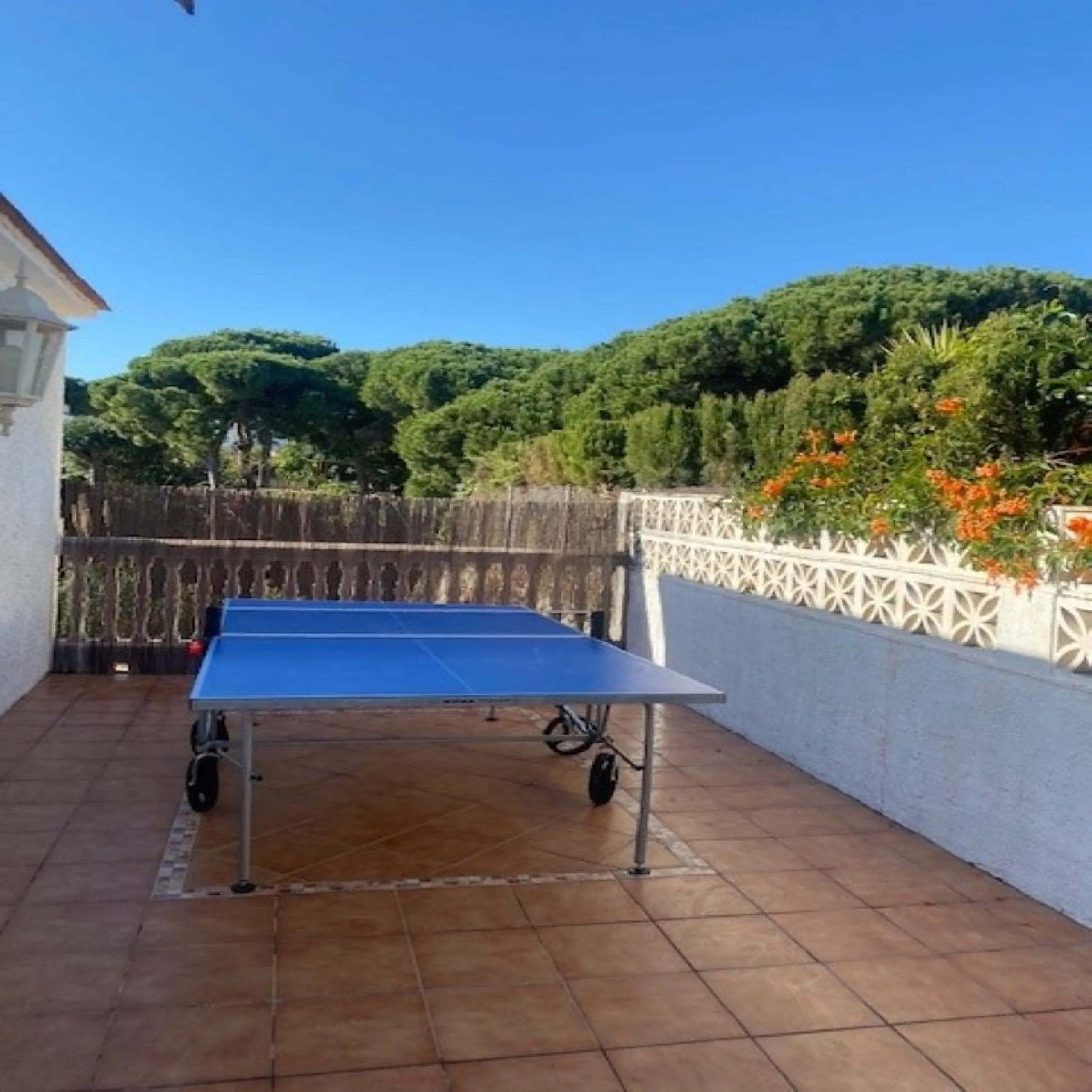 Villa within walking distance to the beach for sale in Calahonda, Mijas Costa. This villa was renovated (2023/2024) in most areas and a brand new terrace and pool area have been built. You find that the pool is heated, a barbecue area, an outside dining a