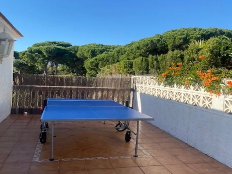 Villa within walking distance to the beach for sale in Calahonda, Mijas Costa. This villa was renovated (2023/2024) in most areas and a brand new terrace and pool area have been built. You find that the pool is heated, a barbecue area, an outside dining a