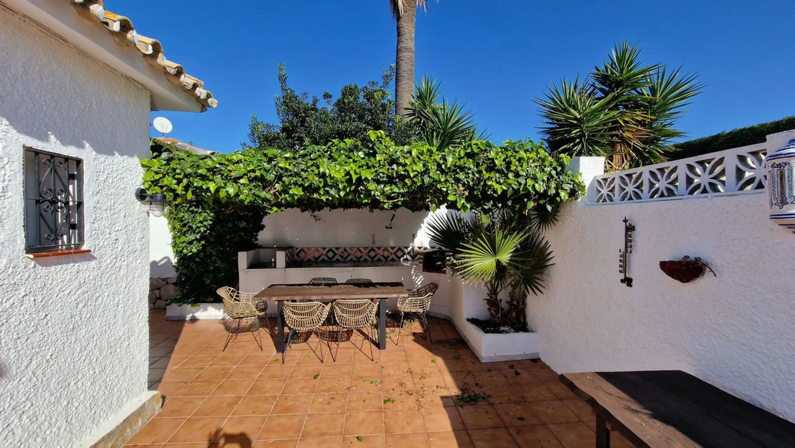 Villa within walking distance to the beach for sale in Calahonda, Mijas Costa. This villa was renovated (2023/2024) in most areas and a brand new terrace and pool area have been built. You find that the pool is heated, a barbecue area, an outside dining a