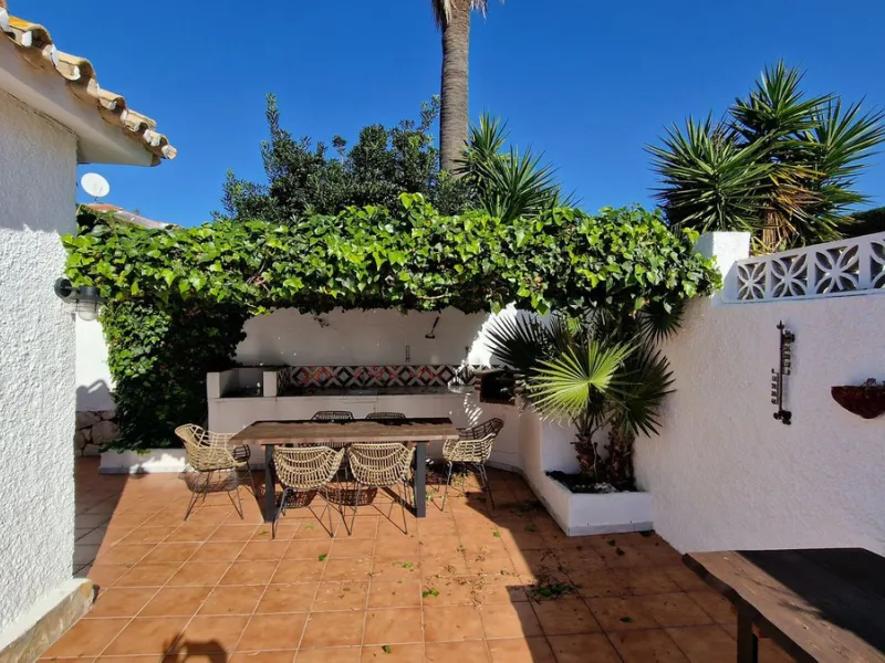 Villa within walking distance to the beach for sale in Calahonda, Mijas Costa. This villa was renovated (2023/2024) in most areas and a brand new terrace and pool area have been built. You find that the pool is heated, a barbecue area, an outside dining a