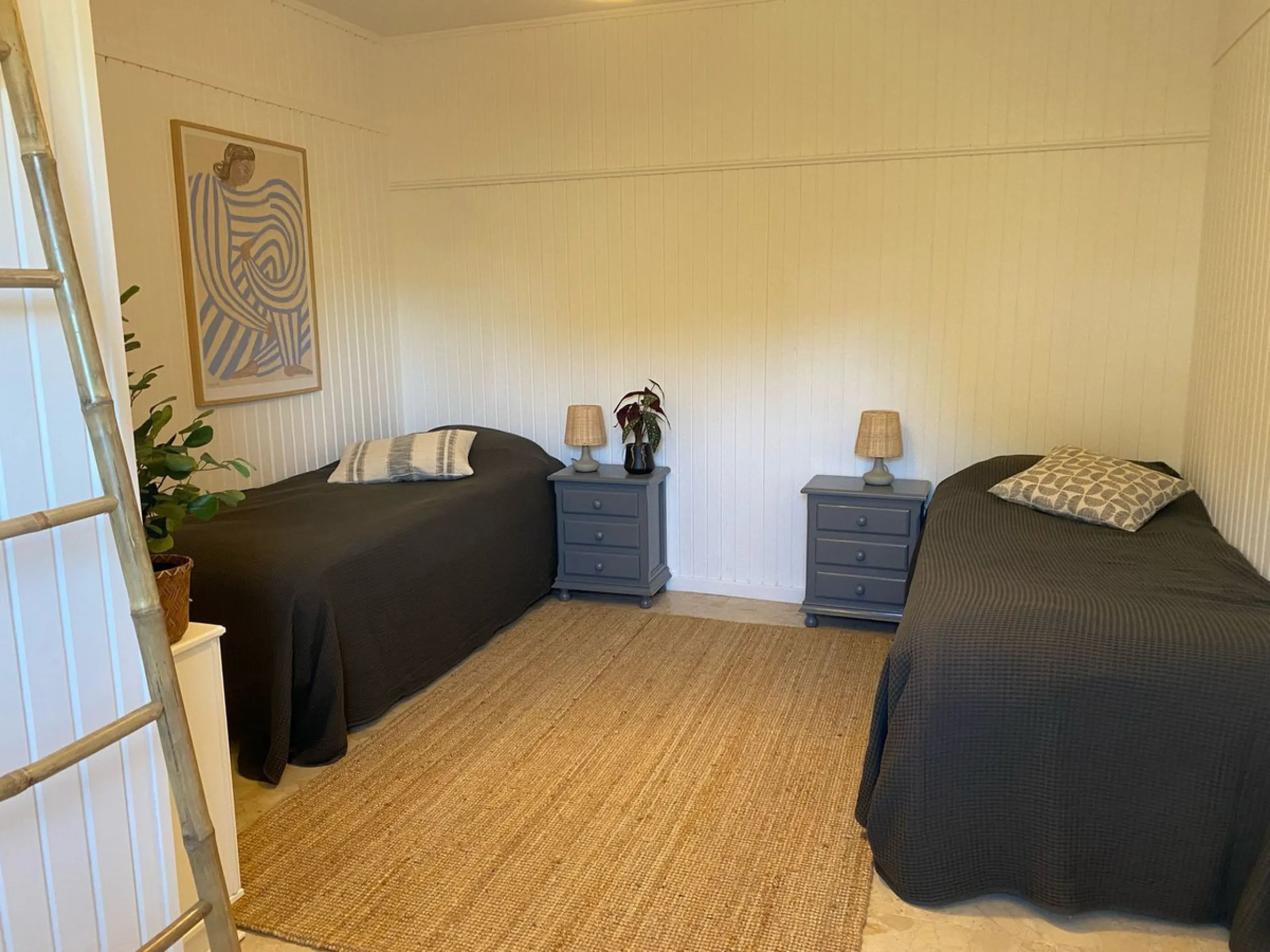 Villa within walking distance to the beach for sale in Calahonda, Mijas Costa. This villa was renovated (2023/2024) in most areas and a brand new terrace and pool area have been built. You find that the pool is heated, a barbecue area, an outside dining a