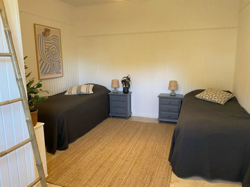 Villa within walking distance to the beach for sale in Calahonda, Mijas Costa. This villa was renovated (2023/2024) in most areas and a brand new terrace and pool area have been built. You find that the pool is heated, a barbecue area, an outside dining a