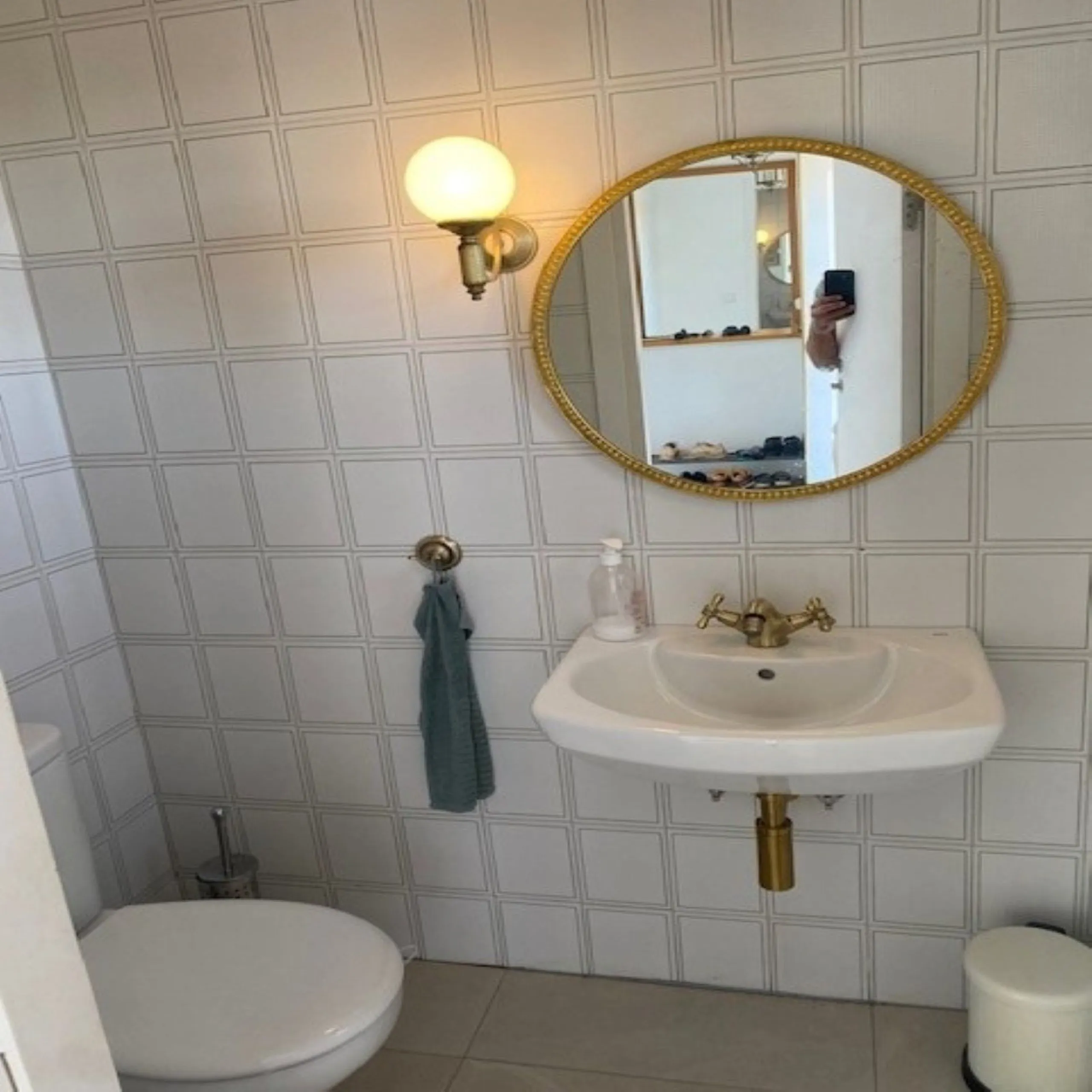 Villa within walking distance to the beach for sale in Calahonda, Mijas Costa. This villa was renovated (2023/2024) in most areas and a brand new terrace and pool area have been built. You find that the pool is heated, a barbecue area, an outside dining a