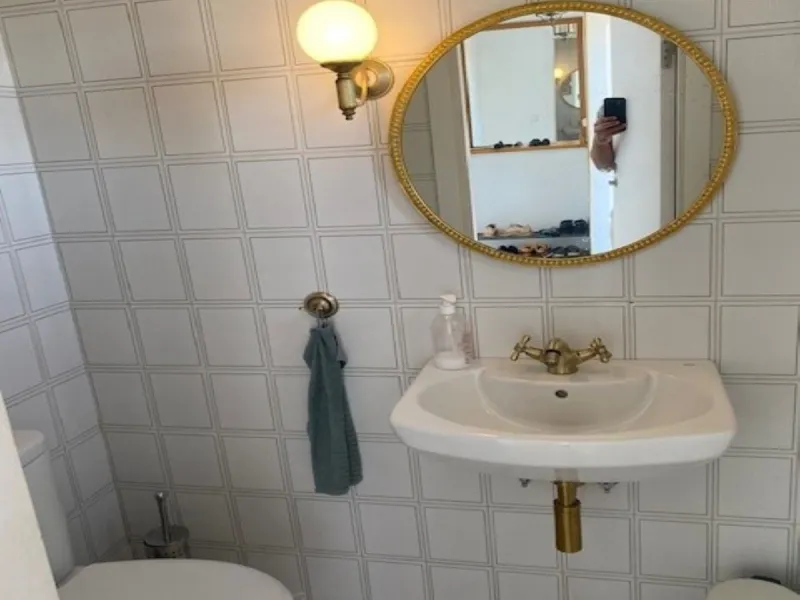 Villa within walking distance to the beach for sale in Calahonda, Mijas Costa. This villa was renovated (2023/2024) in most areas and a brand new terrace and pool area have been built. You find that the pool is heated, a barbecue area, an outside dining a