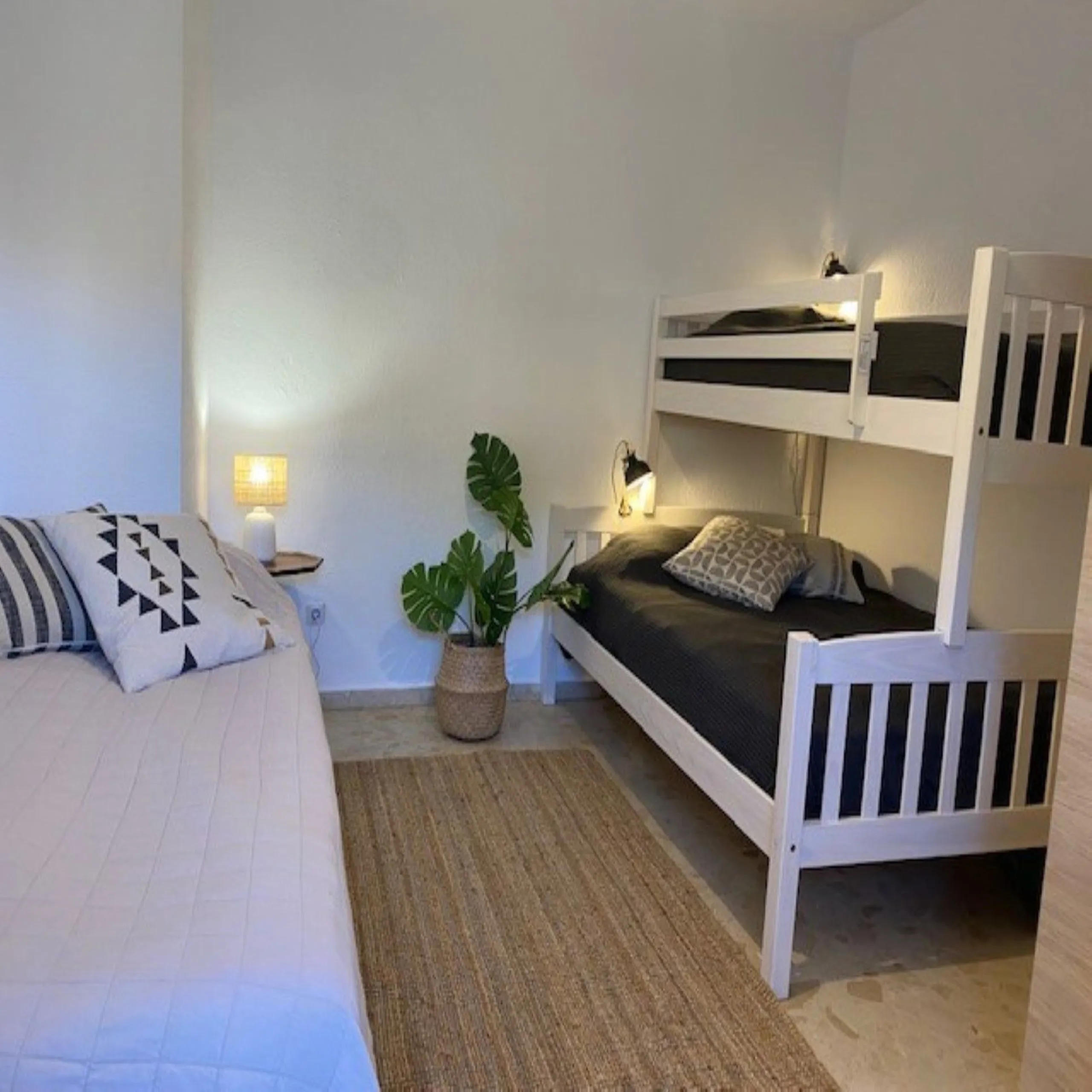 Villa within walking distance to the beach for sale in Calahonda, Mijas Costa. This villa was renovated (2023/2024) in most areas and a brand new terrace and pool area have been built. You find that the pool is heated, a barbecue area, an outside dining a
