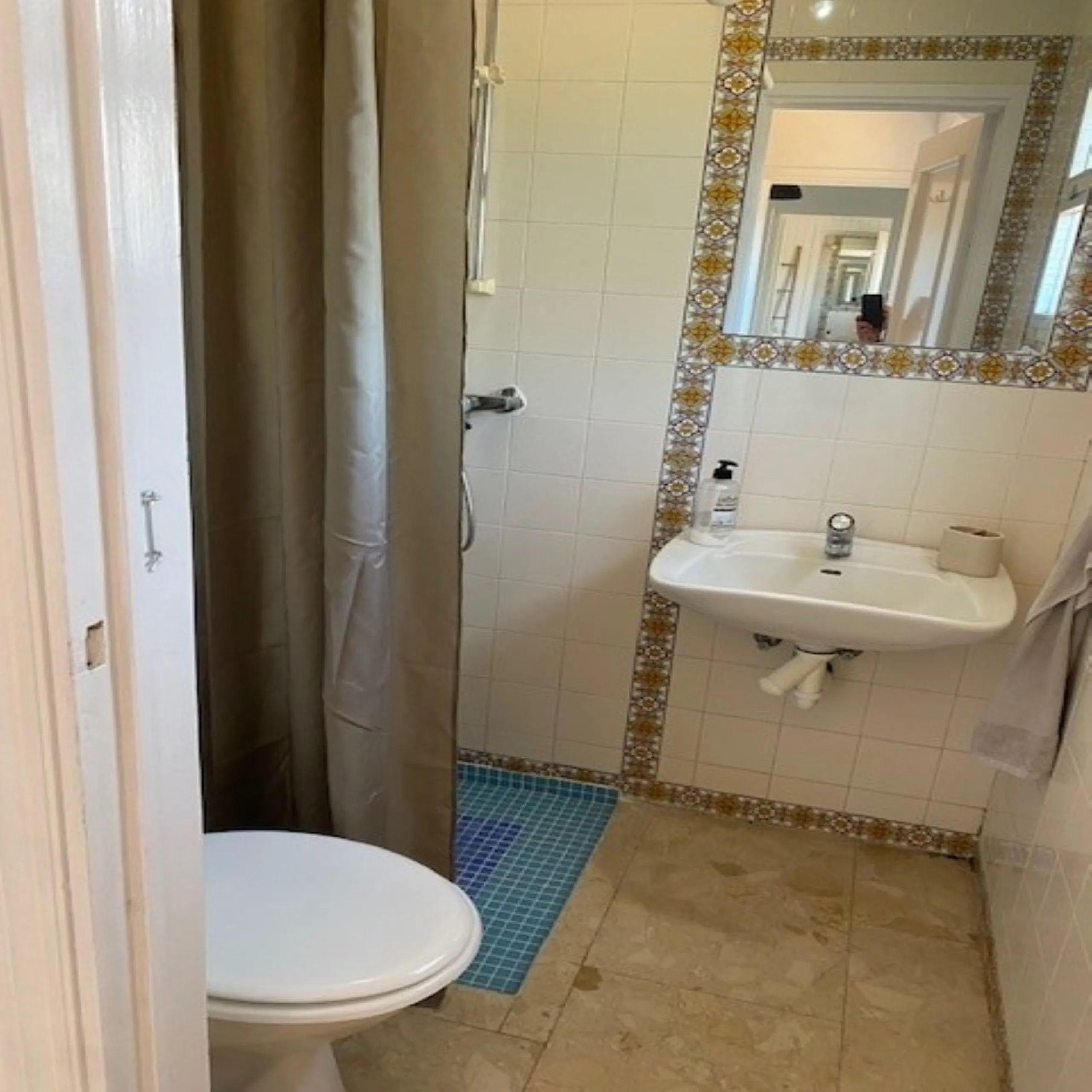Villa within walking distance to the beach for sale in Calahonda, Mijas Costa. This villa was renovated (2023/2024) in most areas and a brand new terrace and pool area have been built. You find that the pool is heated, a barbecue area, an outside dining a