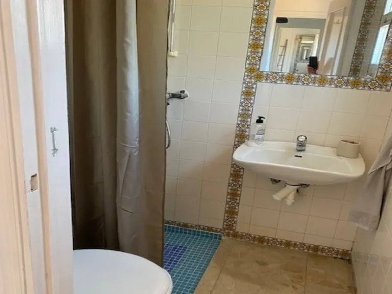 Villa within walking distance to the beach for sale in Calahonda, Mijas Costa. This villa was renovated (2023/2024) in most areas and a brand new terrace and pool area have been built. You find that the pool is heated, a barbecue area, an outside dining a
