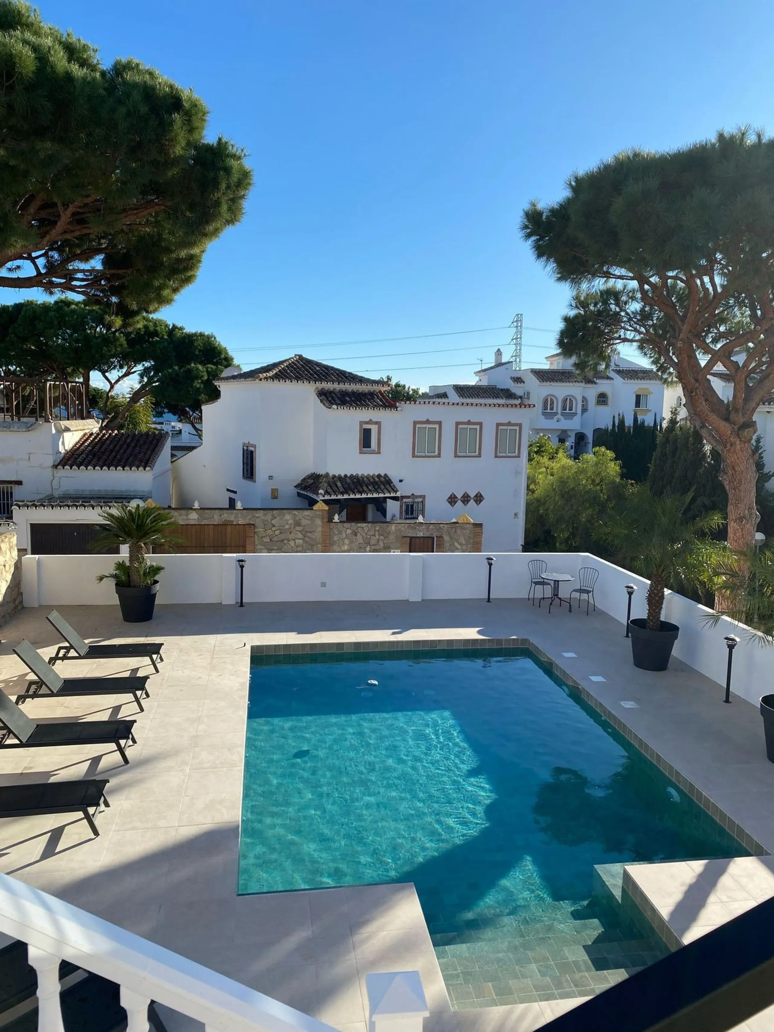 Villa within walking distance to the beach for sale in Calahonda, Mijas Costa. This villa was renovated (2023/2024) in most areas and a brand new terrace and pool area have been built. You find that the pool is heated, a barbecue area, an outside dining a