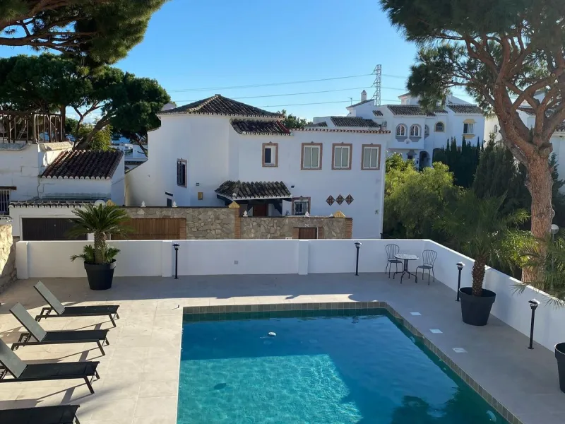 Villa within walking distance to the beach for sale in Calahonda, Mijas Costa. This villa was renovated (2023/2024) in most areas and a brand new terrace and pool area have been built. You find that the pool is heated, a barbecue area, an outside dining a