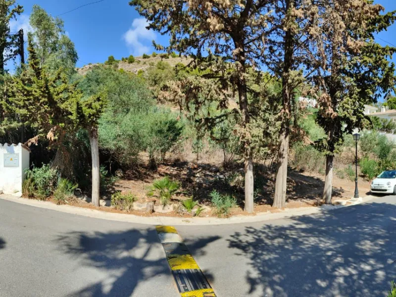Welcome to a unique opportunity in Benalmádena! This stunning plot, located in the prestigious La Capellanía urbanization, offers an exceptional living experience with panoramic sea views.