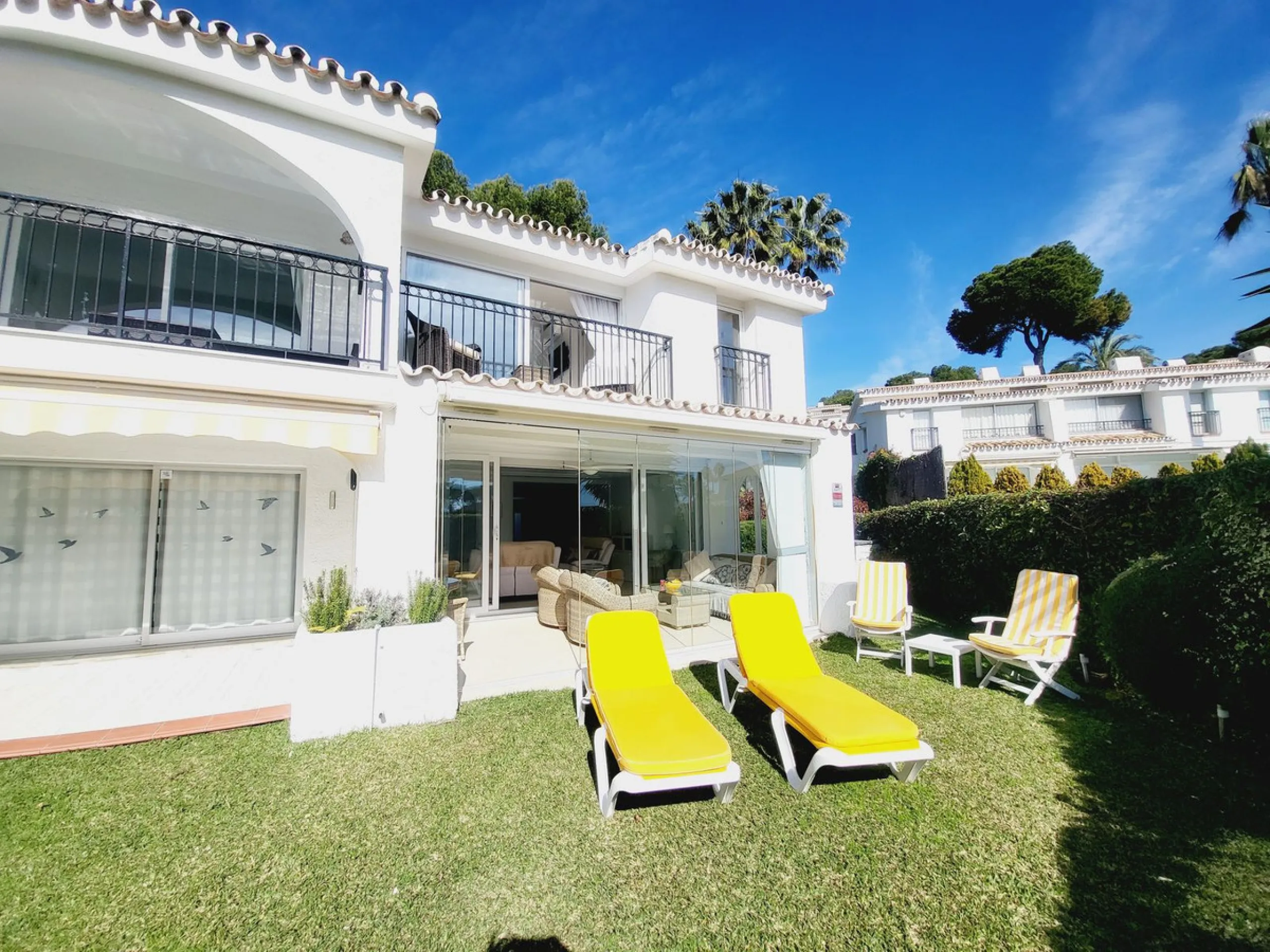 SPECTACULAR TOWNHOUSE SITUATED IN THE MUCH SOUGHT AFTER MIRAFLORES URBANISATION AND LOCATED JUST 2-3 MINUTES WALK TO THE BEACH AND WITH A WIDE RANGE OF AMENITIES RIGHT ON THE DOORSTEP.