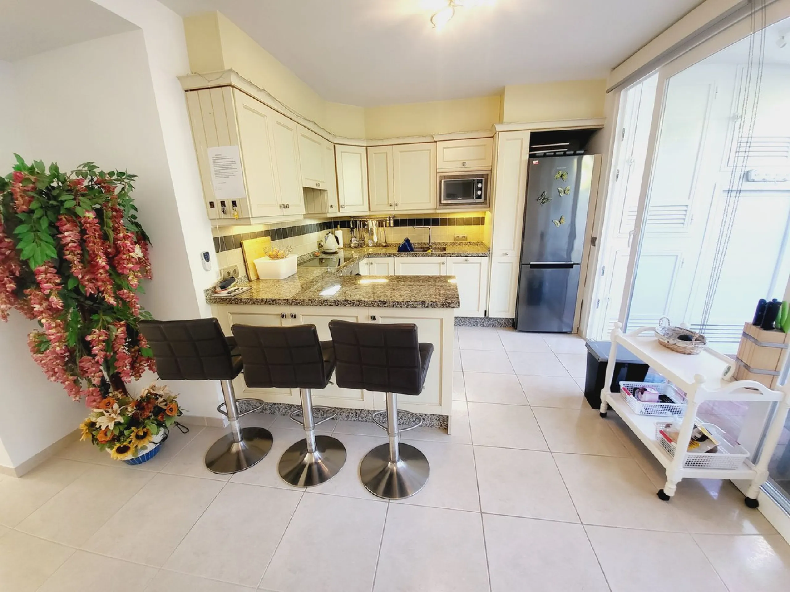SPECTACULAR TOWNHOUSE SITUATED IN THE MUCH SOUGHT AFTER MIRAFLORES URBANISATION AND LOCATED JUST 2-3 MINUTES WALK TO THE BEACH AND WITH A WIDE RANGE OF AMENITIES RIGHT ON THE DOORSTEP.