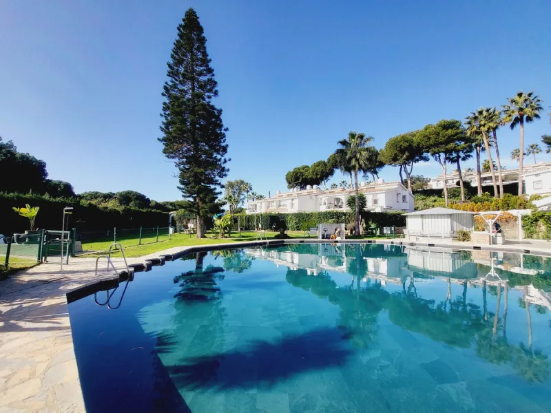 SPECTACULAR TOWNHOUSE SITUATED IN THE MUCH SOUGHT AFTER MIRAFLORES URBANISATION AND LOCATED JUST 2-3 MINUTES WALK TO THE BEACH AND WITH A WIDE RANGE OF AMENITIES RIGHT ON THE DOORSTEP.