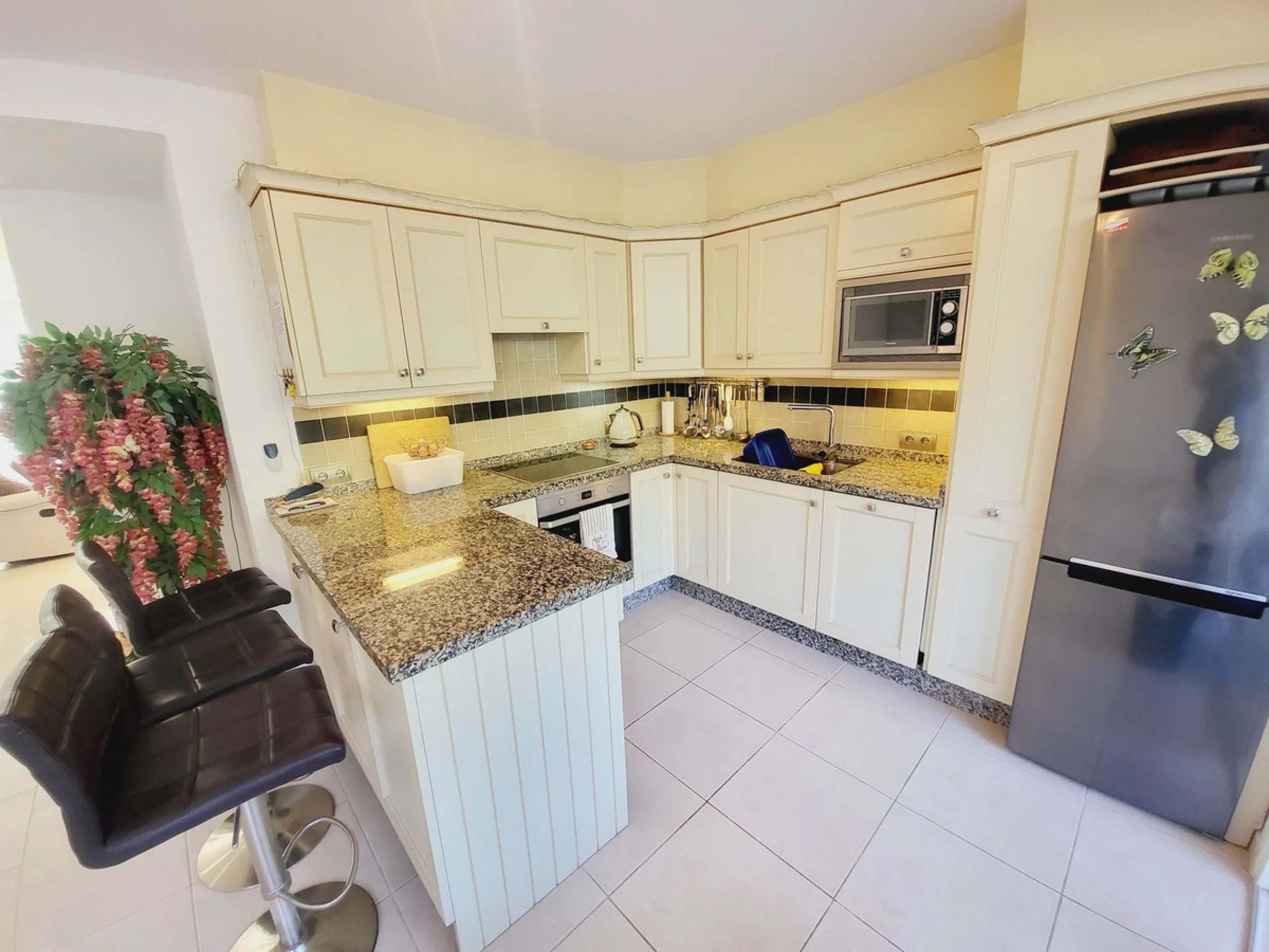 SPECTACULAR TOWNHOUSE SITUATED IN THE MUCH SOUGHT AFTER MIRAFLORES URBANISATION AND LOCATED JUST 2-3 MINUTES WALK TO THE BEACH AND WITH A WIDE RANGE OF AMENITIES RIGHT ON THE DOORSTEP.