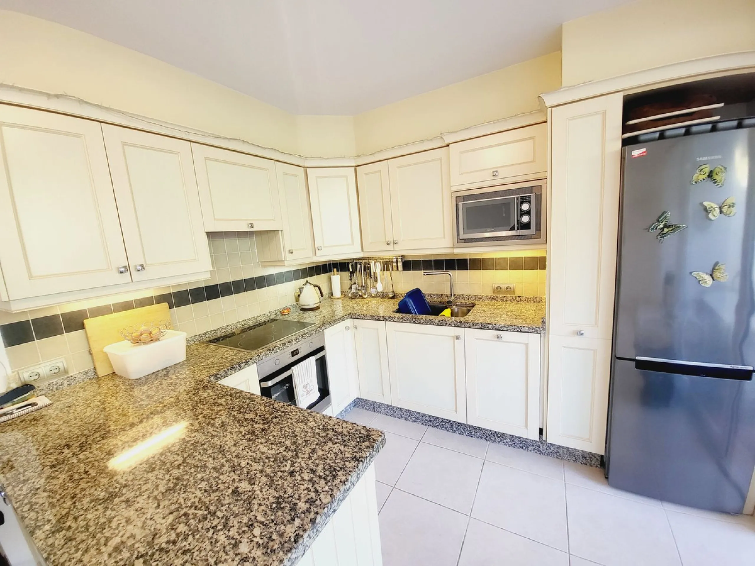 SPECTACULAR TOWNHOUSE SITUATED IN THE MUCH SOUGHT AFTER MIRAFLORES URBANISATION AND LOCATED JUST 2-3 MINUTES WALK TO THE BEACH AND WITH A WIDE RANGE OF AMENITIES RIGHT ON THE DOORSTEP.