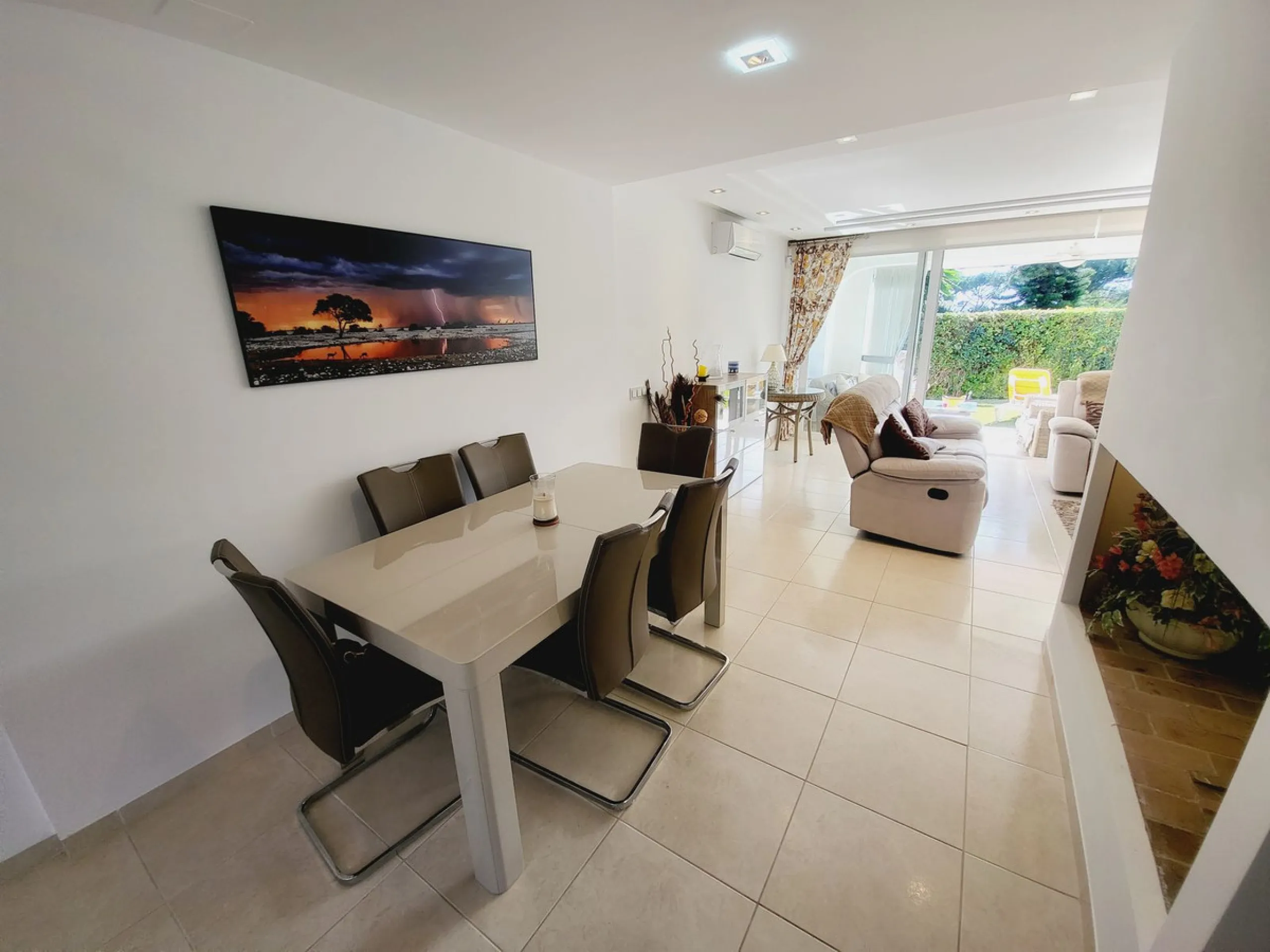 SPECTACULAR TOWNHOUSE SITUATED IN THE MUCH SOUGHT AFTER MIRAFLORES URBANISATION AND LOCATED JUST 2-3 MINUTES WALK TO THE BEACH AND WITH A WIDE RANGE OF AMENITIES RIGHT ON THE DOORSTEP.