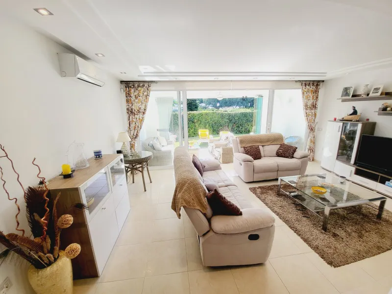 SPECTACULAR TOWNHOUSE SITUATED IN THE MUCH SOUGHT AFTER MIRAFLORES URBANISATION AND LOCATED JUST 2-3 MINUTES WALK TO THE BEACH AND WITH A WIDE RANGE OF AMENITIES RIGHT ON THE DOORSTEP.
