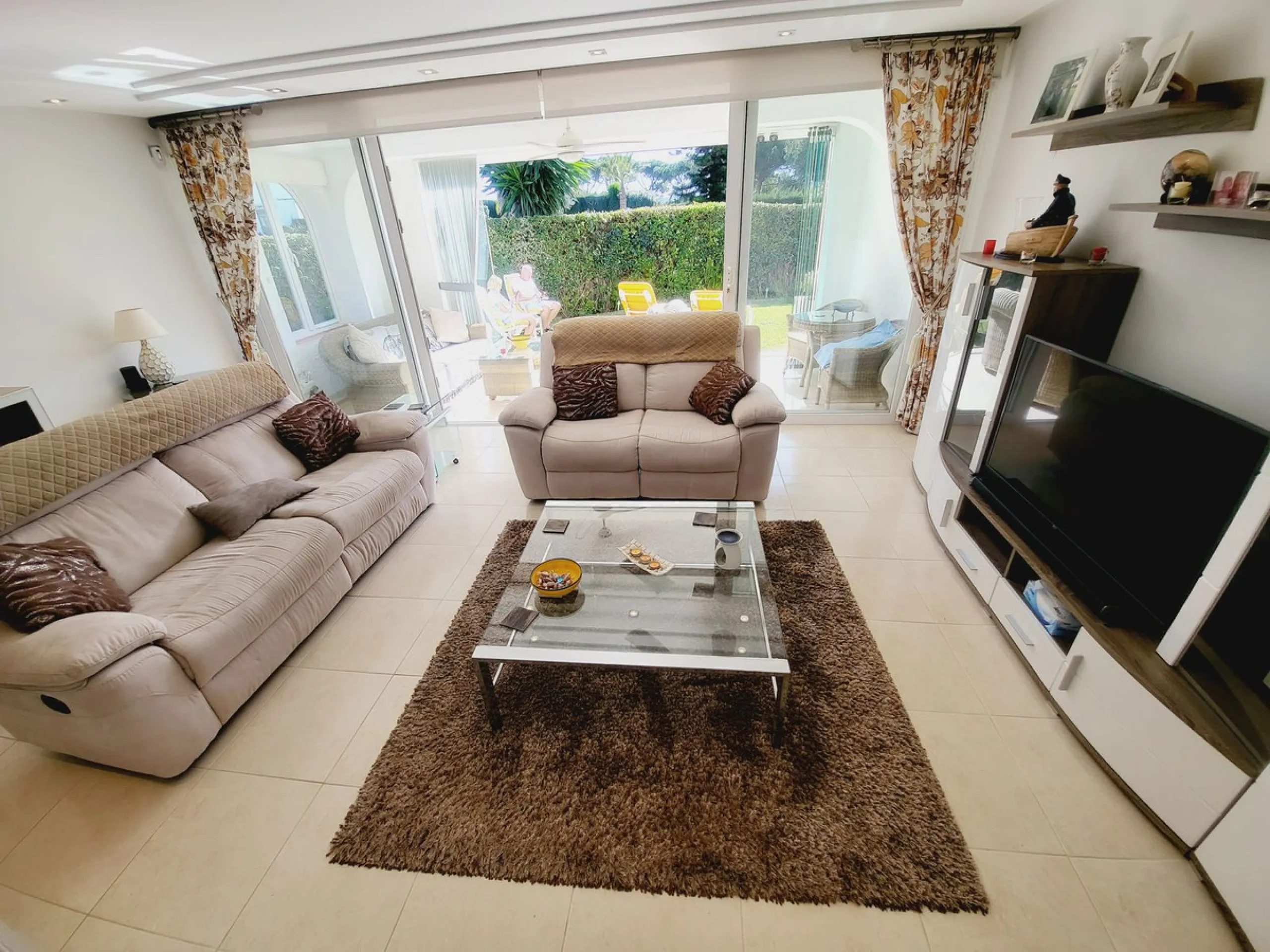 SPECTACULAR TOWNHOUSE SITUATED IN THE MUCH SOUGHT AFTER MIRAFLORES URBANISATION AND LOCATED JUST 2-3 MINUTES WALK TO THE BEACH AND WITH A WIDE RANGE OF AMENITIES RIGHT ON THE DOORSTEP.